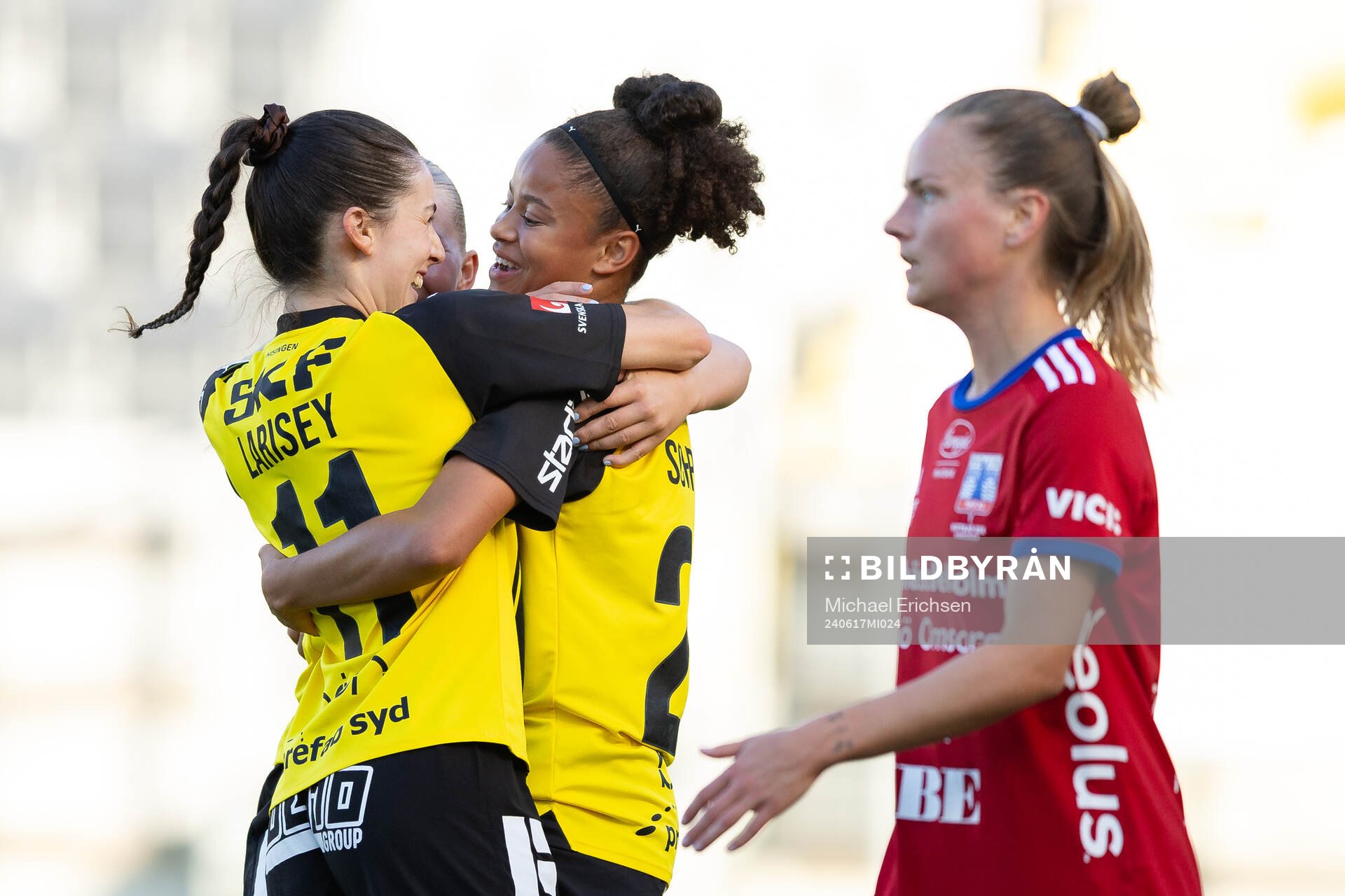 Häckens Felicia Schröder jublar med lagkamrater efter 2-0 under fotbollsmatchen i Damallsvenskan mellan Häcken och Vittsjö den 17 juni 2024 i Göteborg.
