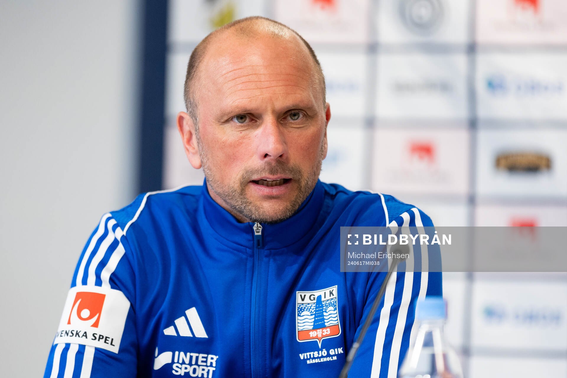 Vittsjös tränare Jonas Axeldal på presskonferensen