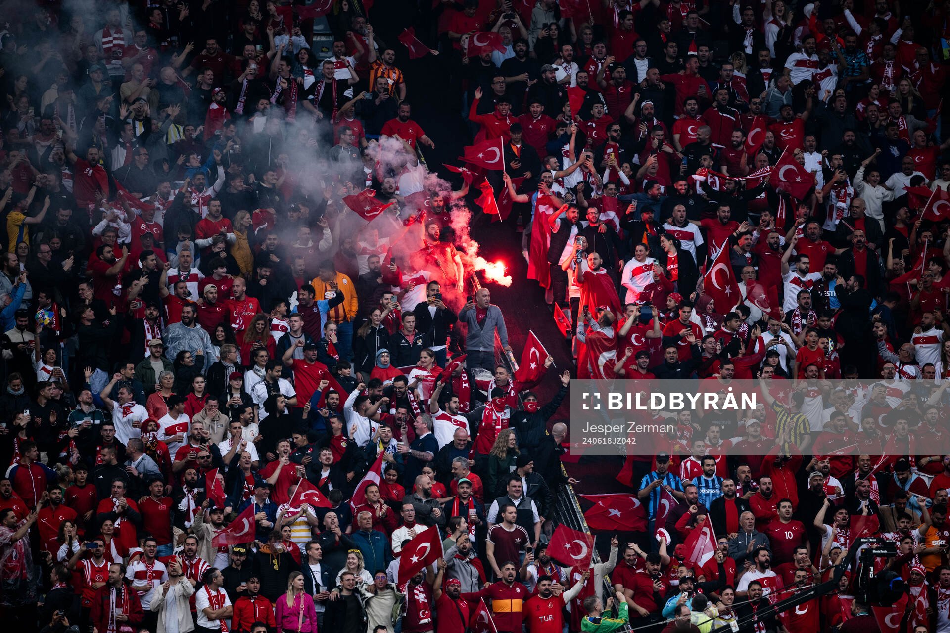 Fans of Türkiye with flares