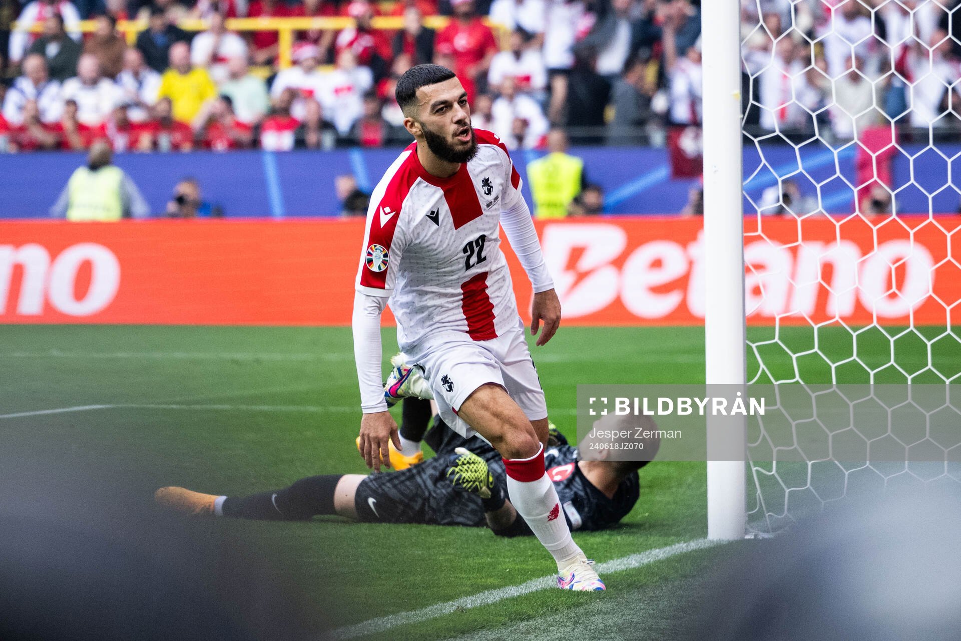 Georges Mikautadze of Georgia celebrates