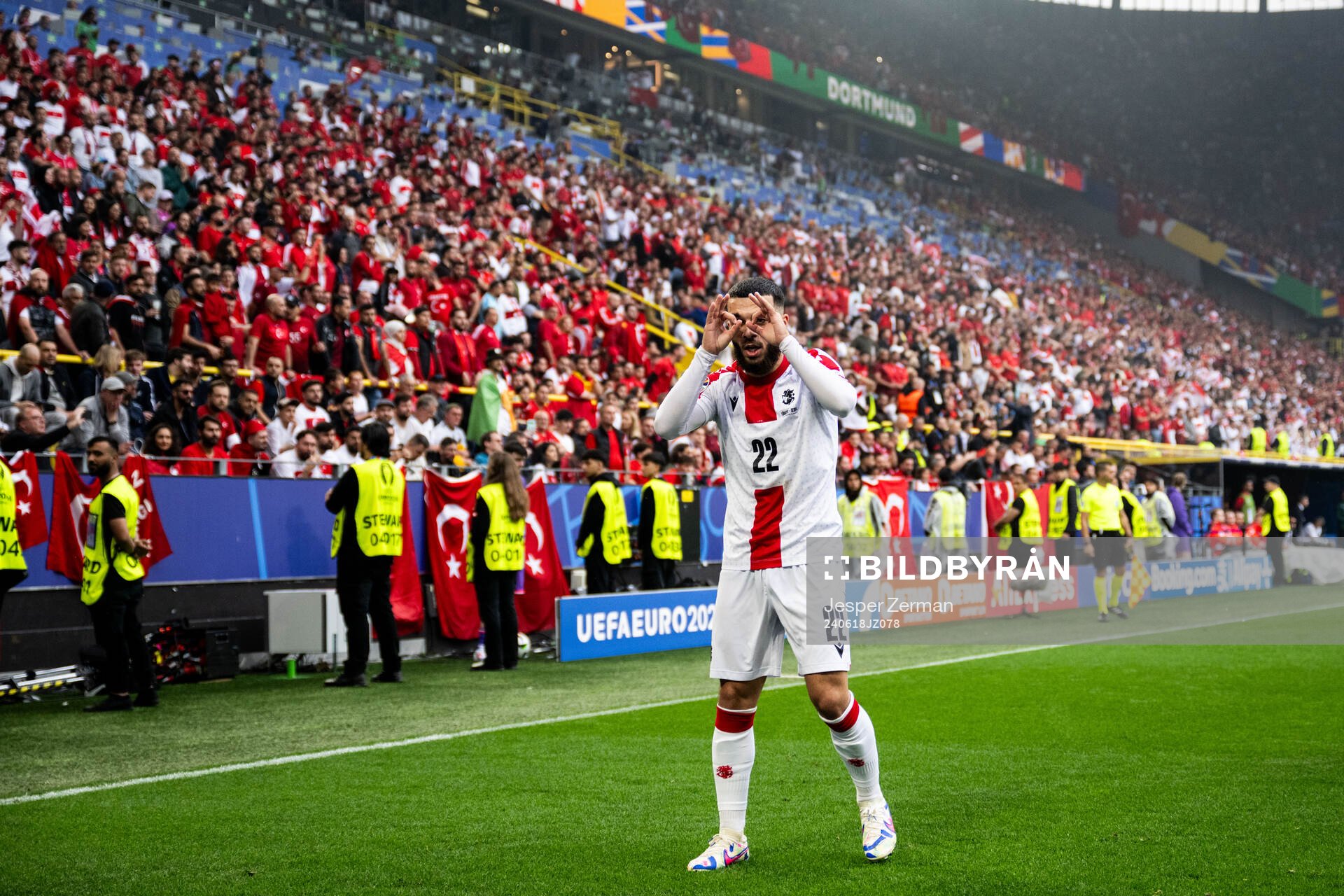 Georges Mikautadze of Georgia celebrates