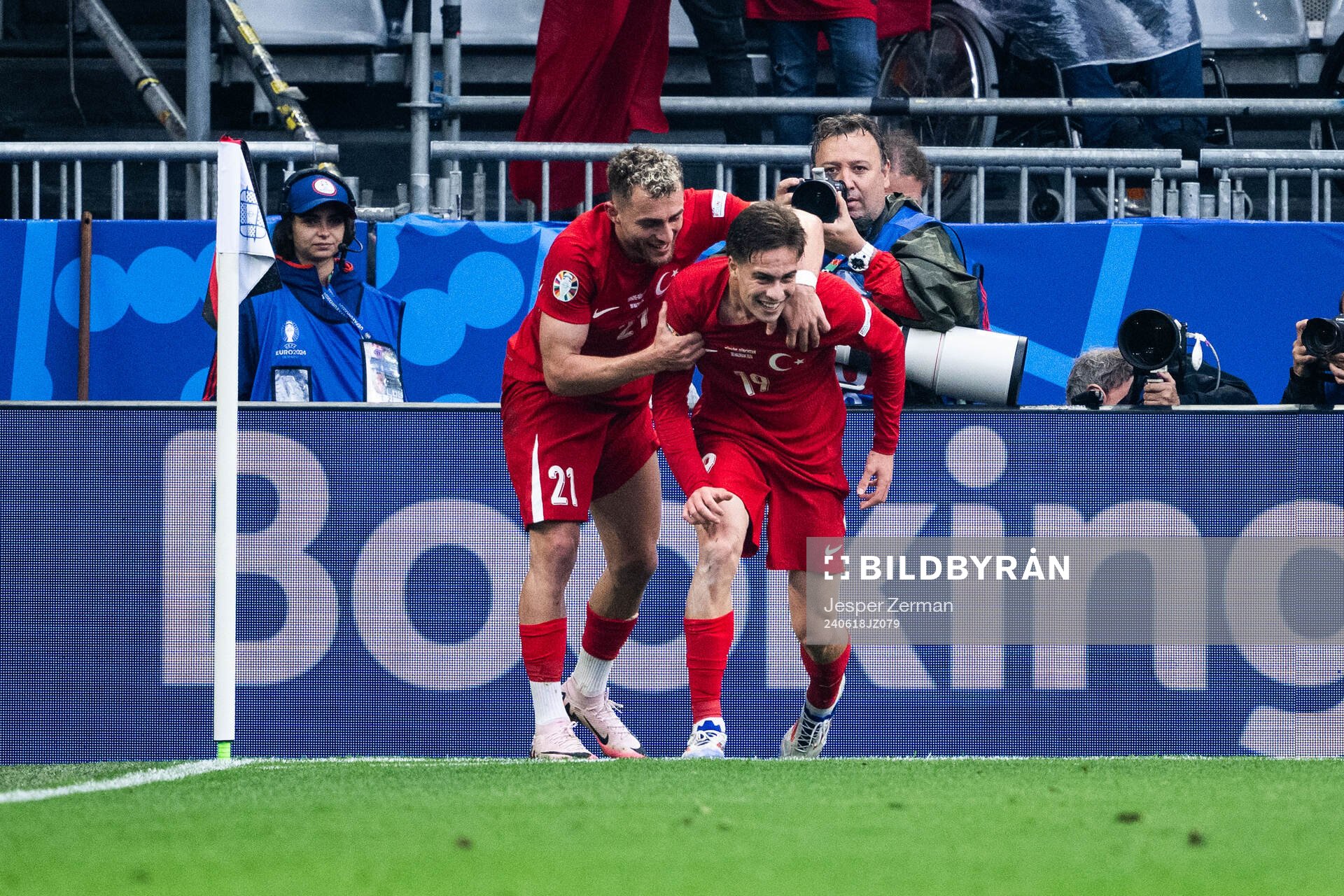 Baris Alper Yilmaz and Kenan Yildiz of Türkiye celebrate