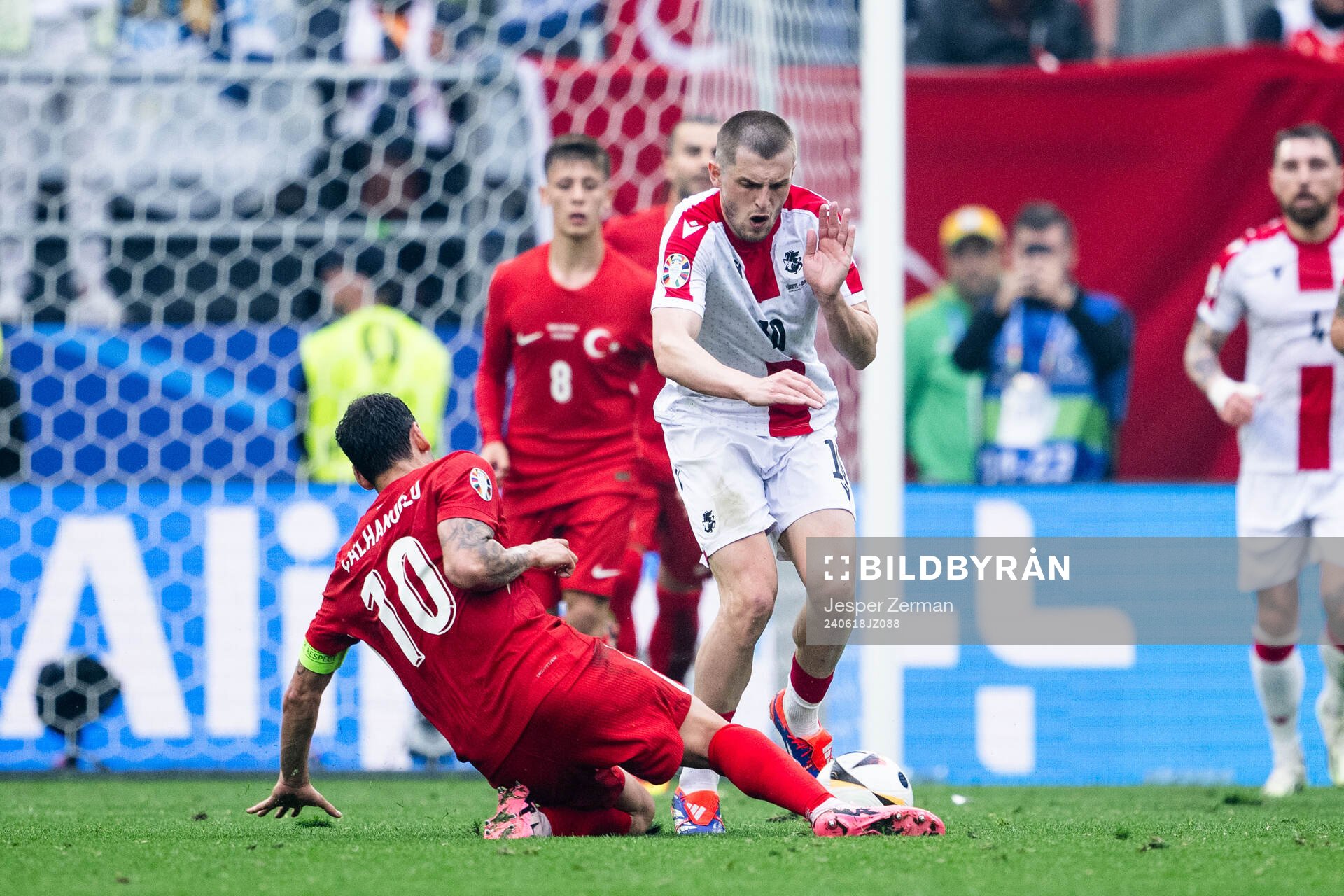 Hakan Calhanoglu of Türkiye and Giorgi Chakvetadze of