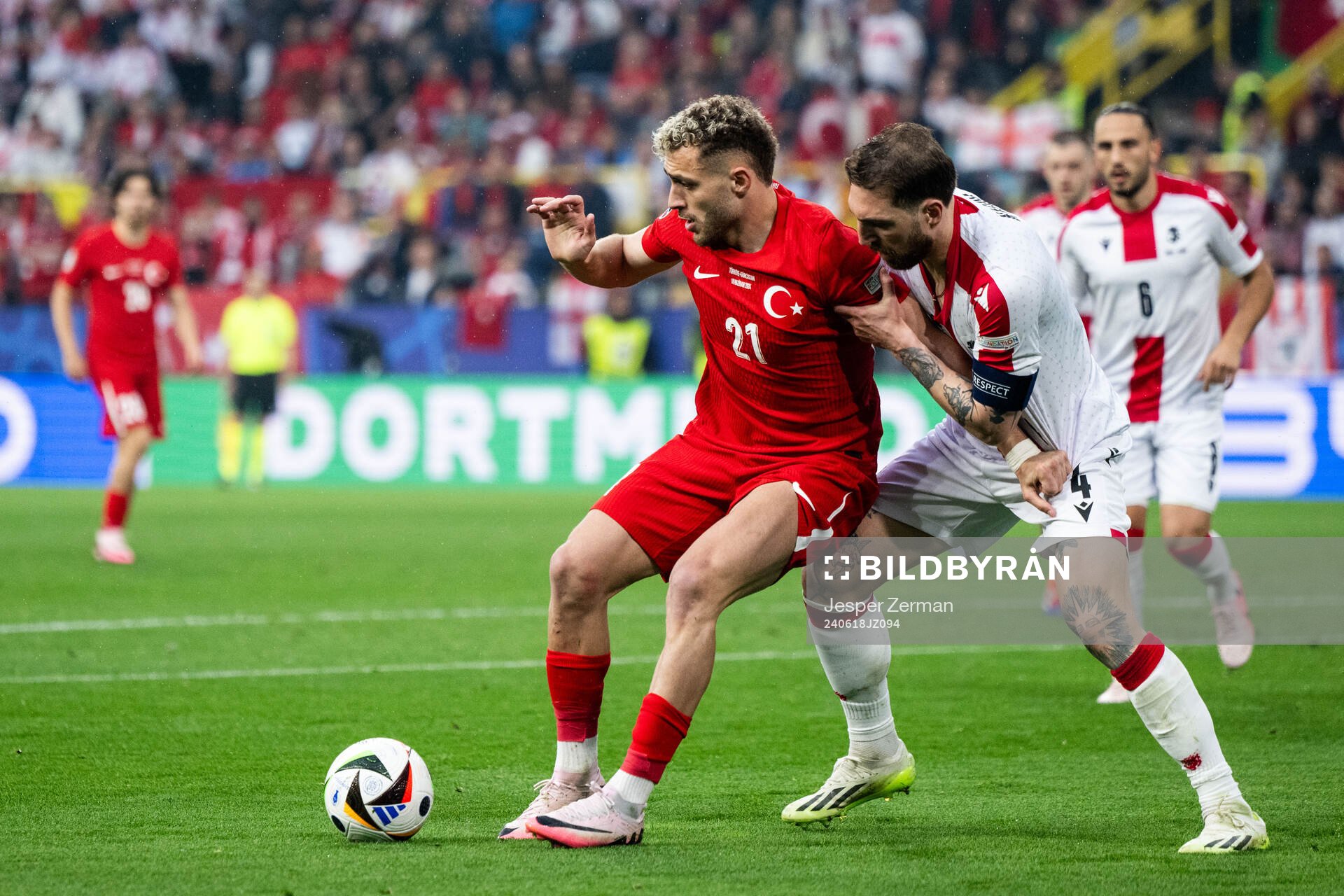 Baris Alper Yilmaz of Türkiye and Guram Kashia of Georgia