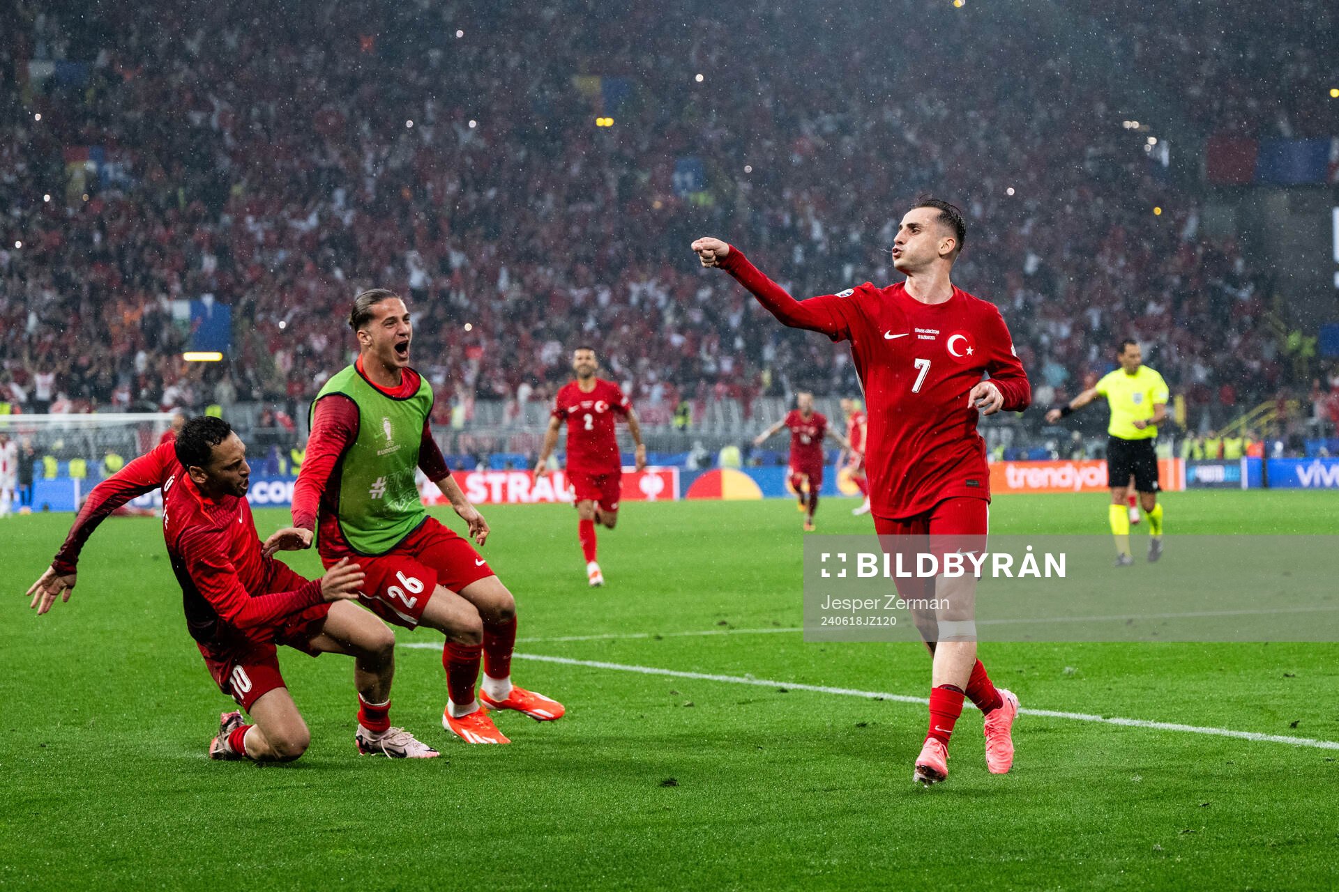 Kerem Akturkoglu of Türkiye celebrates with Hakan