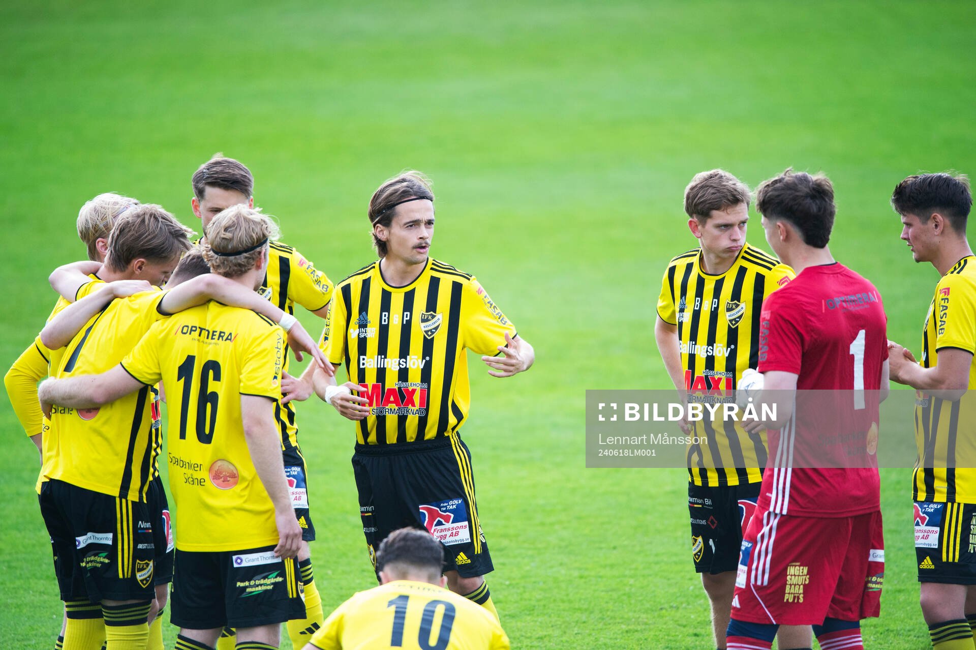IFK Hässleholms Gustav Winroth samlar trupperna i matchen