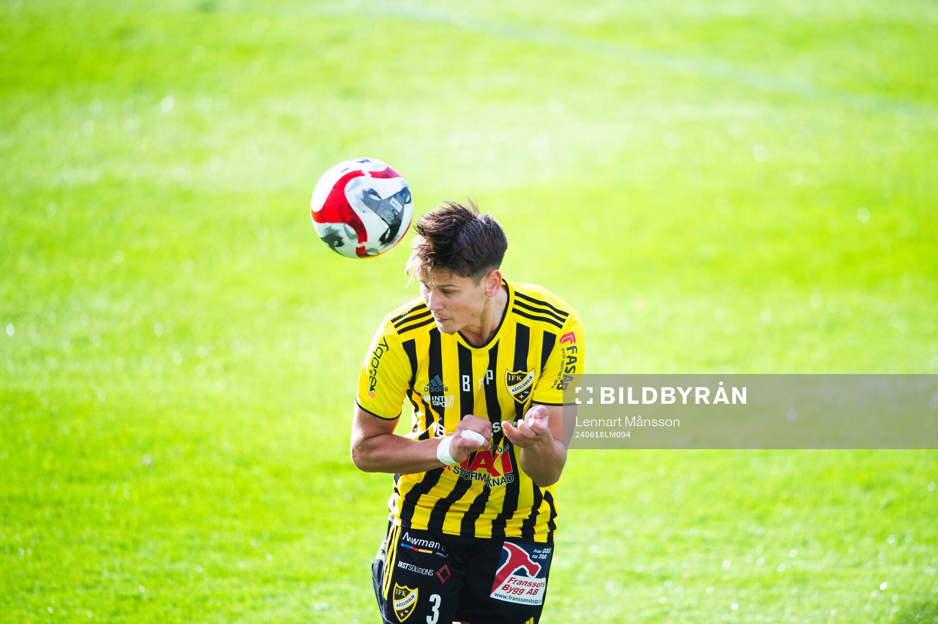 IFK Hässleholms Viktor Ahlgren i matchen i div 2 mellan