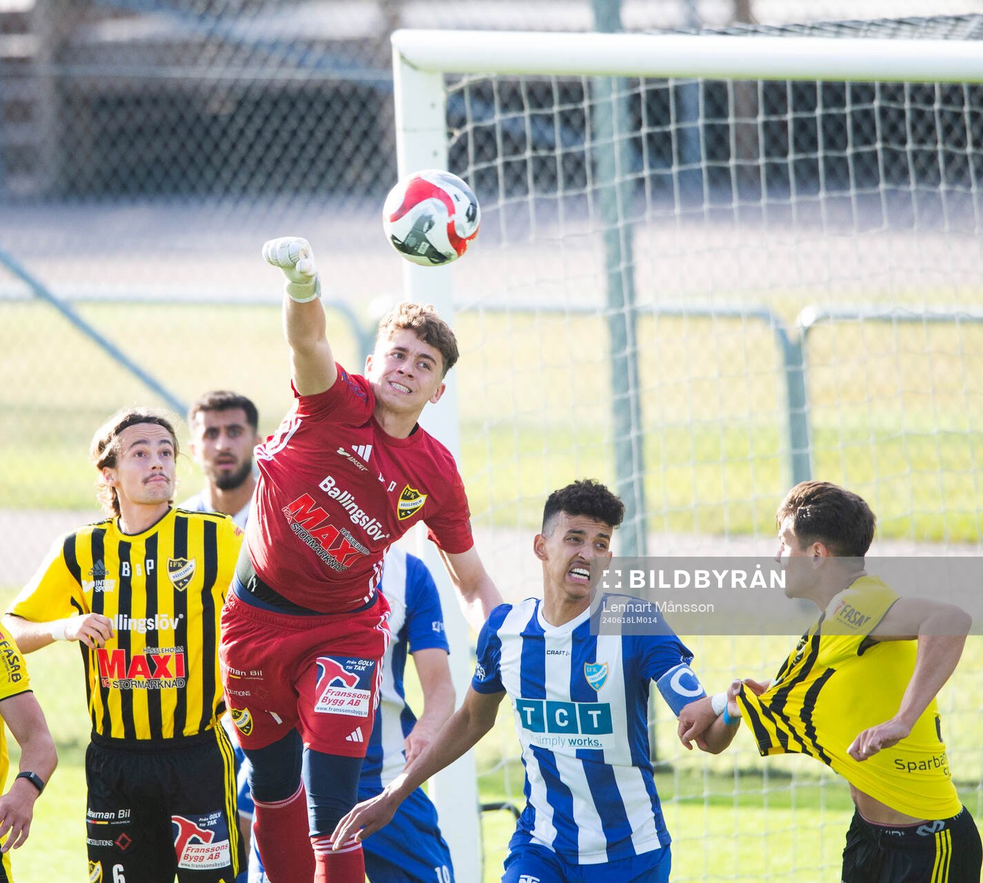 IFK Hässleholms målvakt Mirsad Basic boxar bollen i