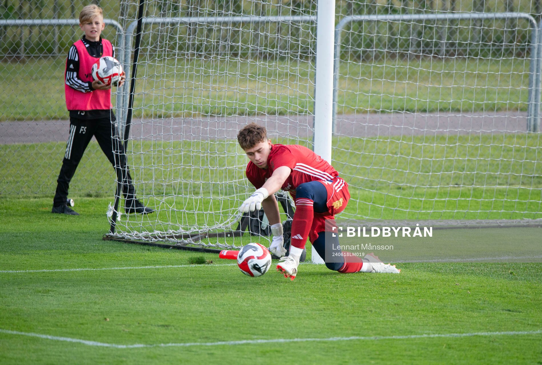 IFK Hässleholms Mirsad Basic greppar bollen