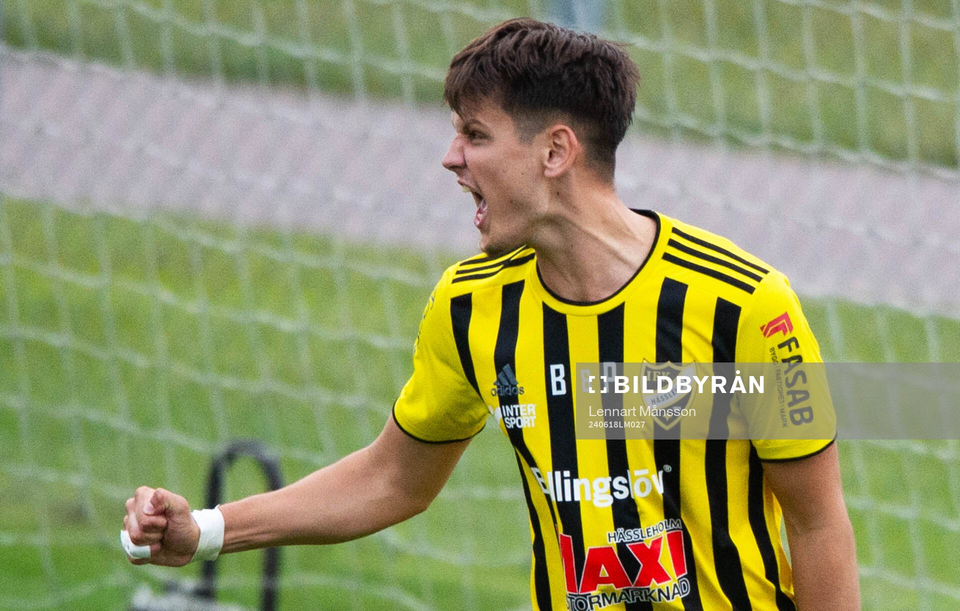 IFK Hässleholms Viktor Ahlgren har nickat in 1-1 och jublar i matchen i div 2 mellan IFK Hässleholm och IFK Trelleborg i Hässleholm 18 juni 2024.