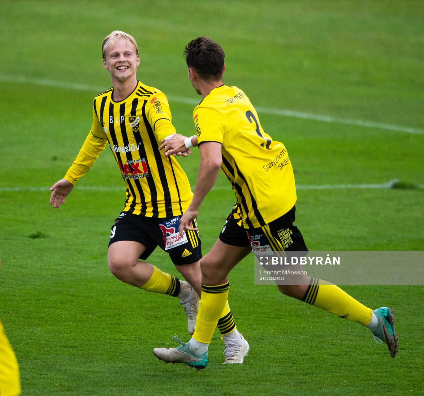 IFK Hässleholms Viktor Ahlgren har nickat in 1-1 och jublar