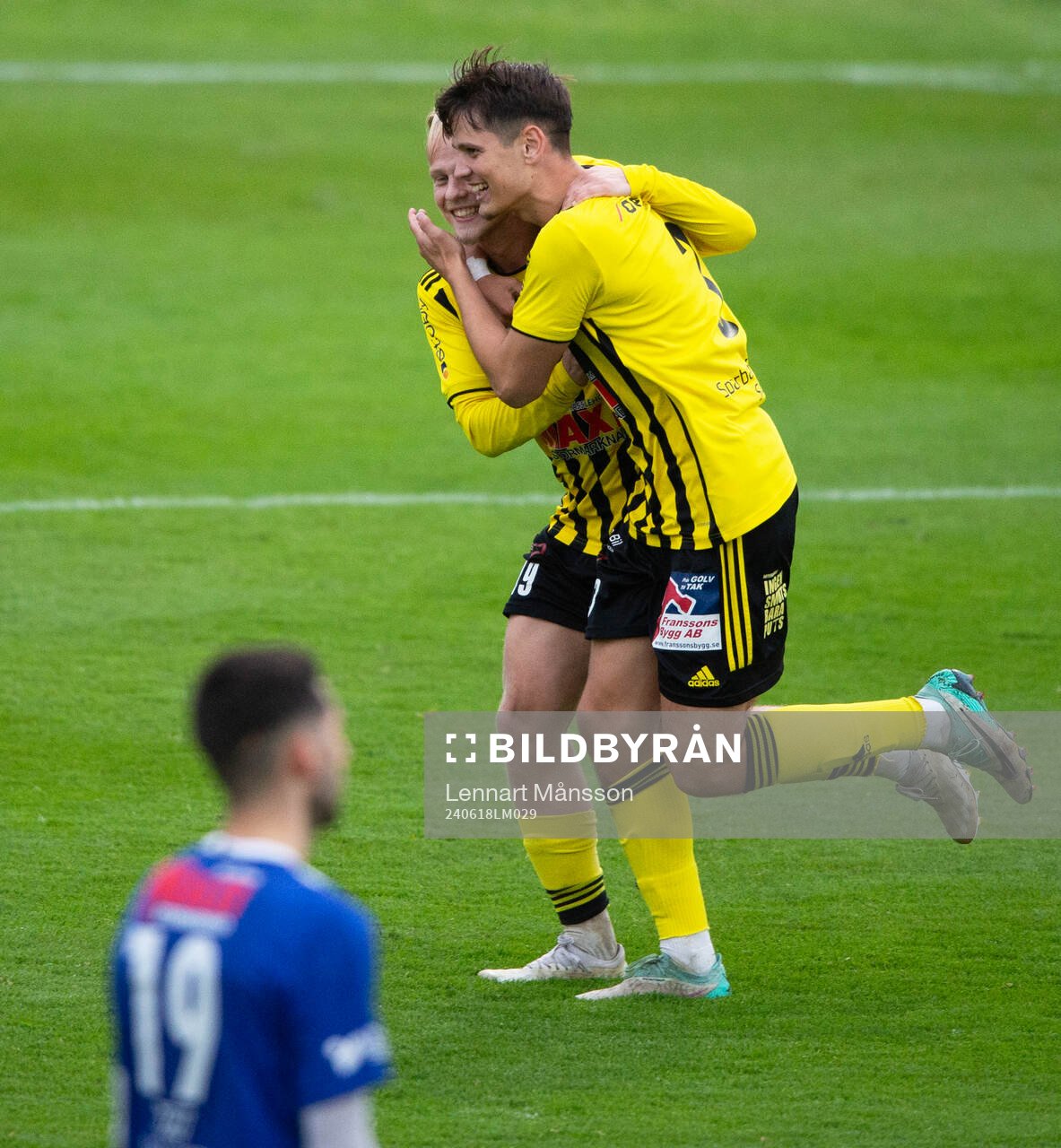 IFK Hässleholms Viktor Ahlgren har nickat in 1-1 och jublar