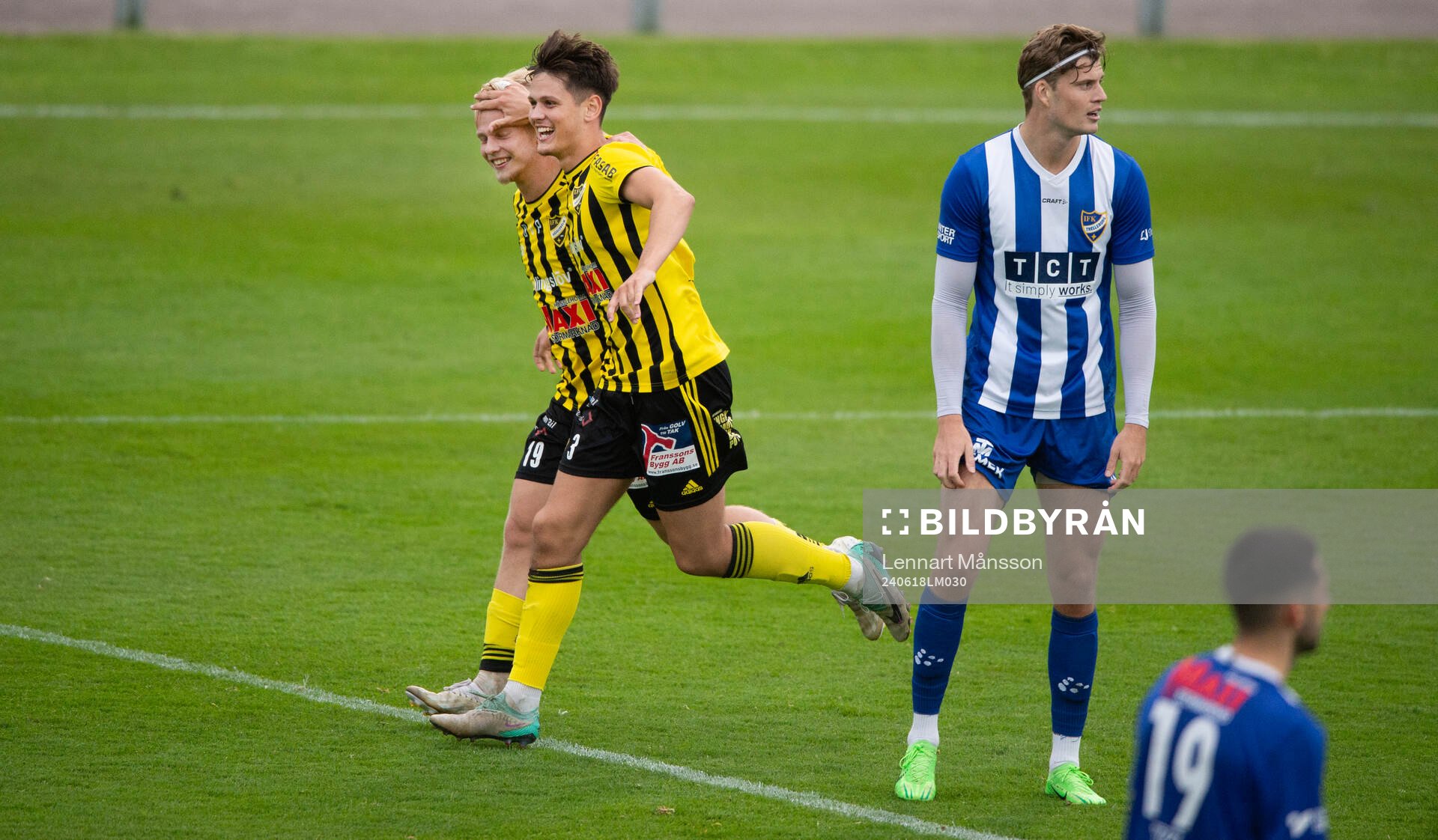 IFK Hässleholms Viktor Ahlgren har nickat in 1-1 och jublar