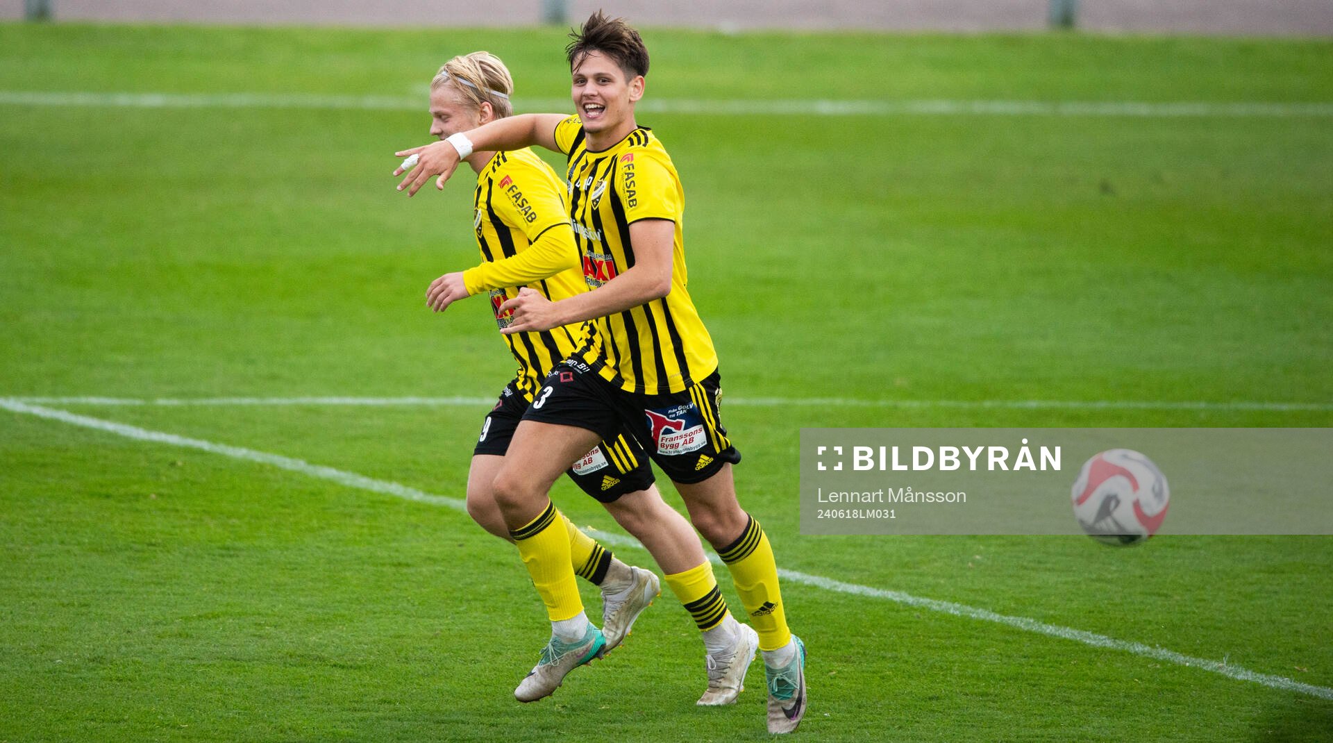 IFK Hässleholms Viktor Ahlgren har nickat in 1-1 och jublar tillsammans med Alvin Holmgren som serverat det perfekta inlägget i matchen i div 2 mellan IFK Hässleholm och IFK Trelleborg i Hässleholm 18 juni 2024.