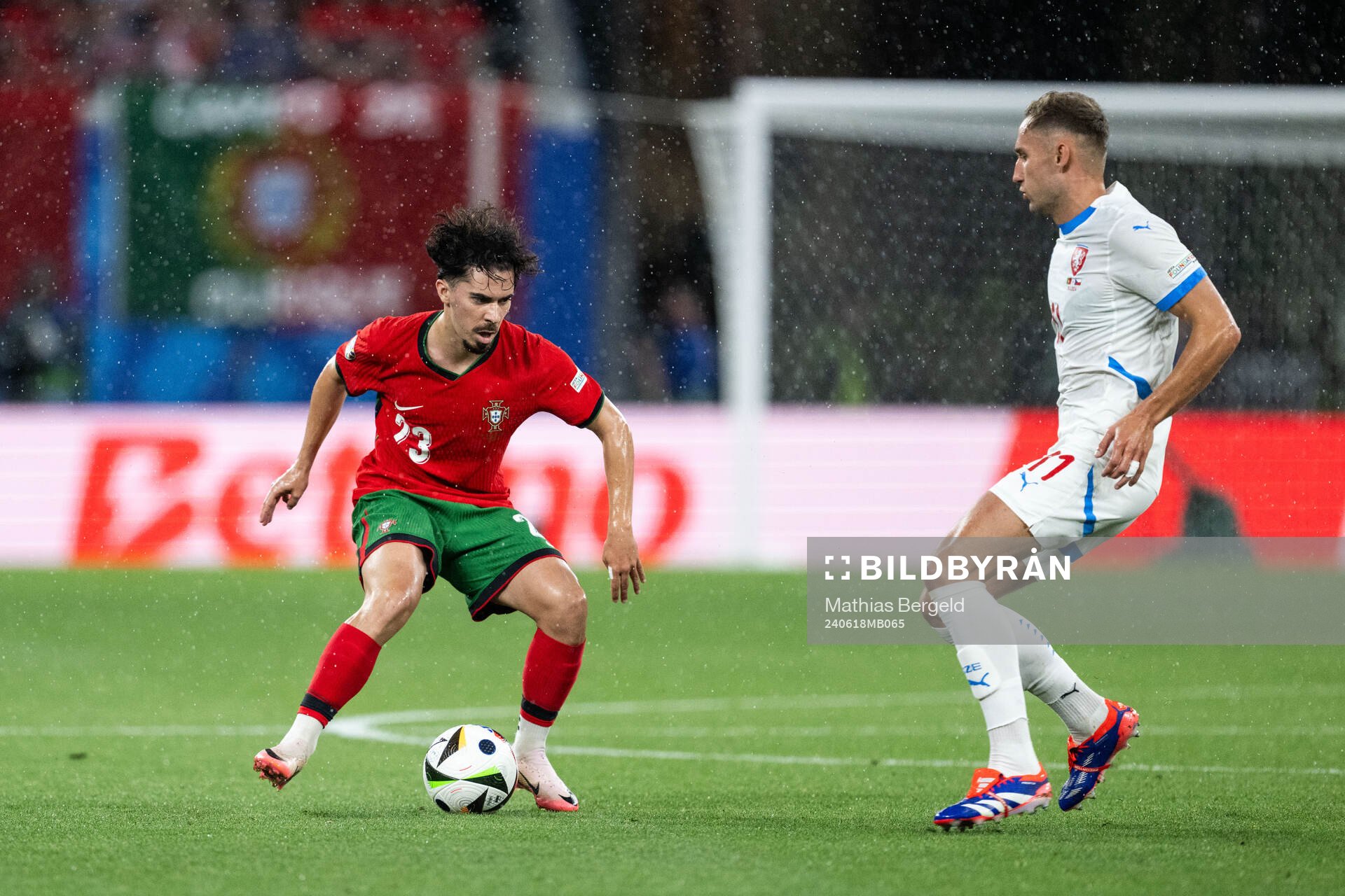 Vitinha of Portugal and Jan Kuchta of Czech Republic