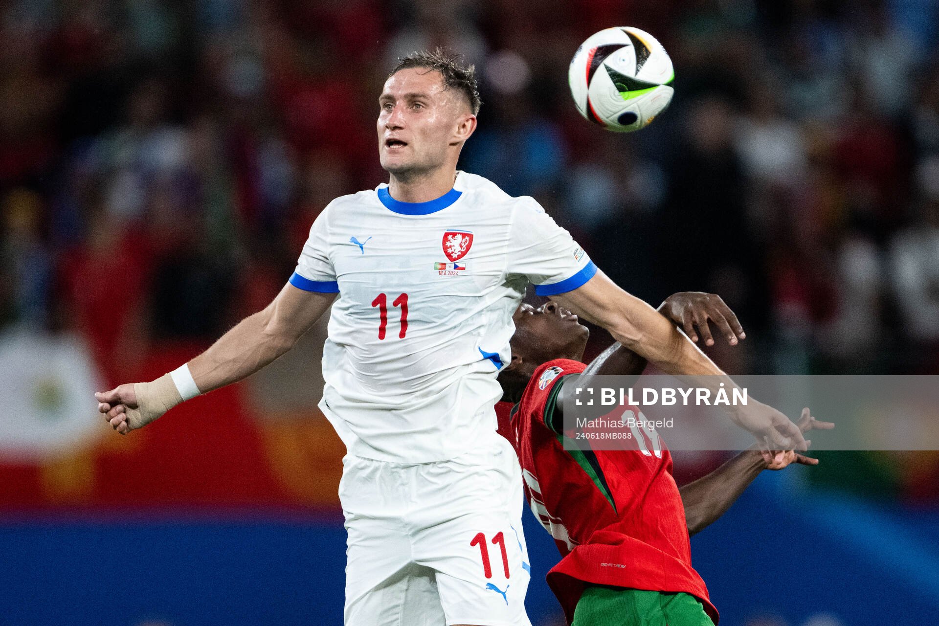 Jan Kuchta of Czech Republic and Nuno Mendes of Portugal