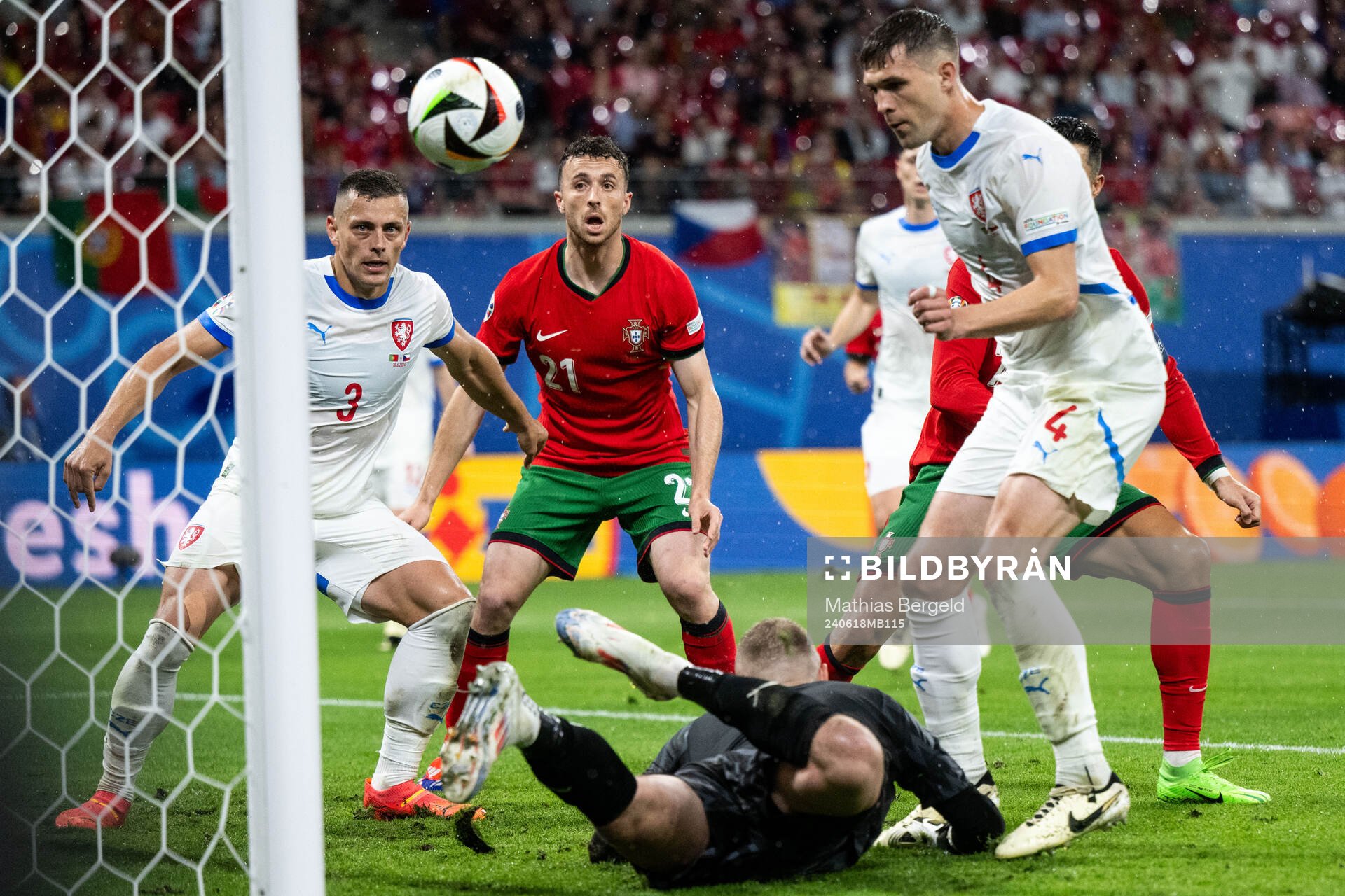 Tomas Holes of Czech Republic and Diogo Jota of Portugal