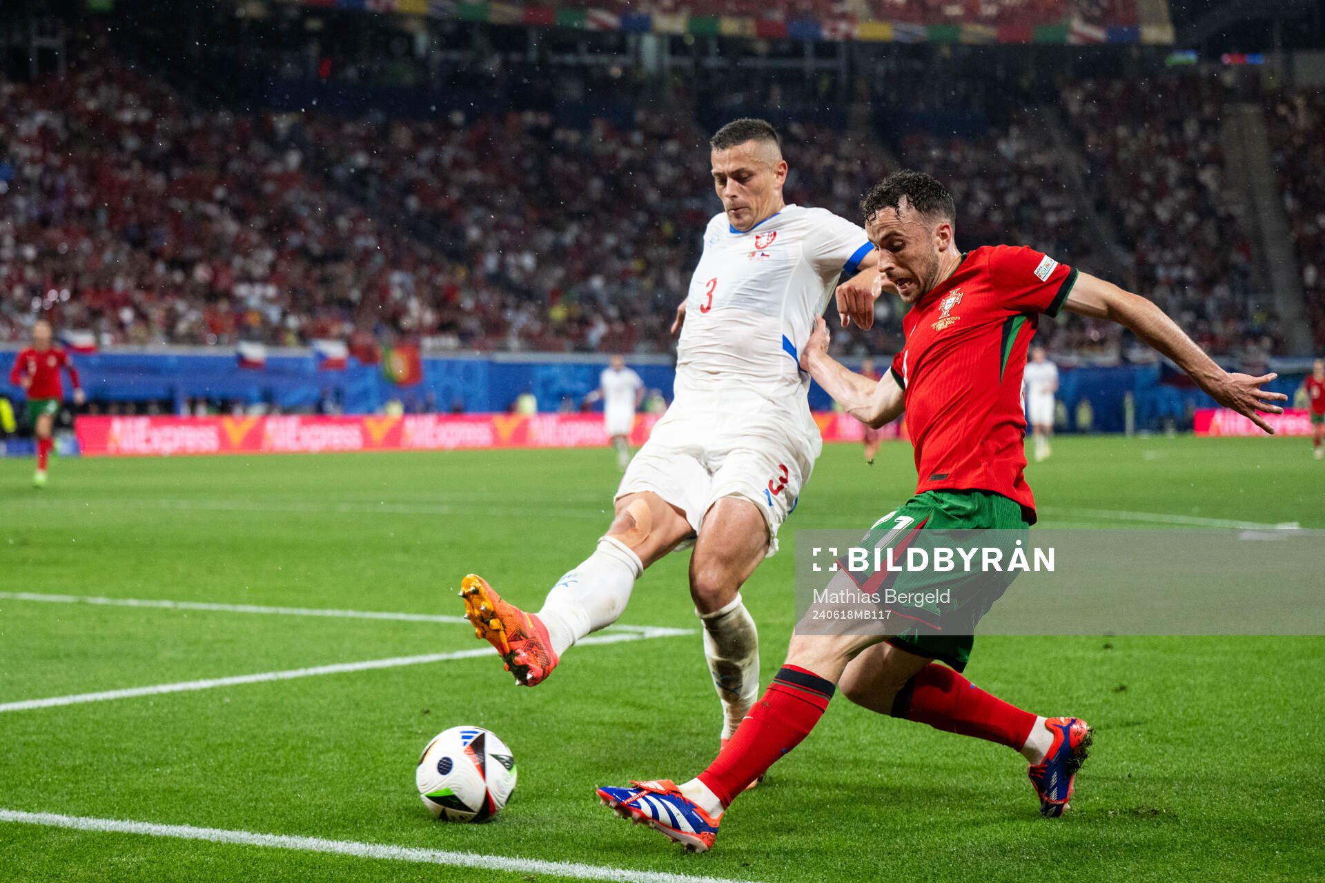 Tomas Holes of Czech Republic and Diogo Jota of Portugal
