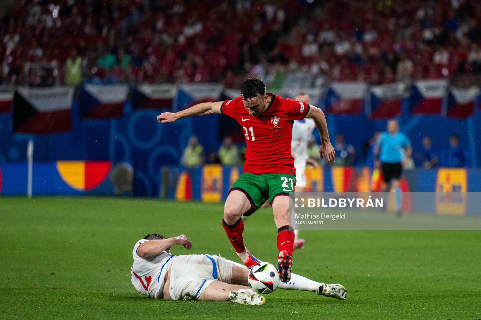Robin Hranac of Czech Republic and Diogo Jota of Portugal