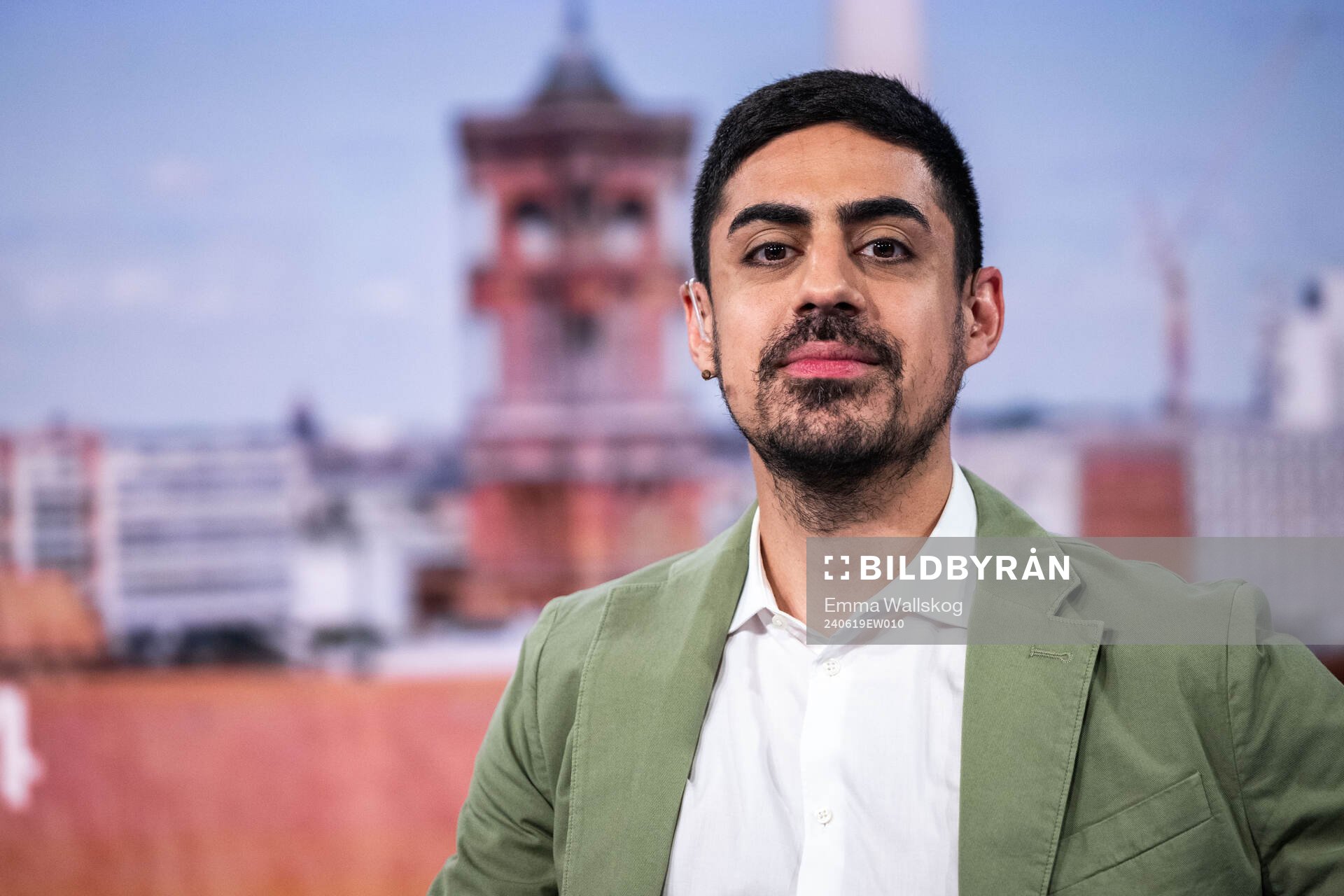 Siavoush Fallahi poserar för porträtt under EM-sändningen hos TV4 den 19 juni 2024 i Stockholm. 