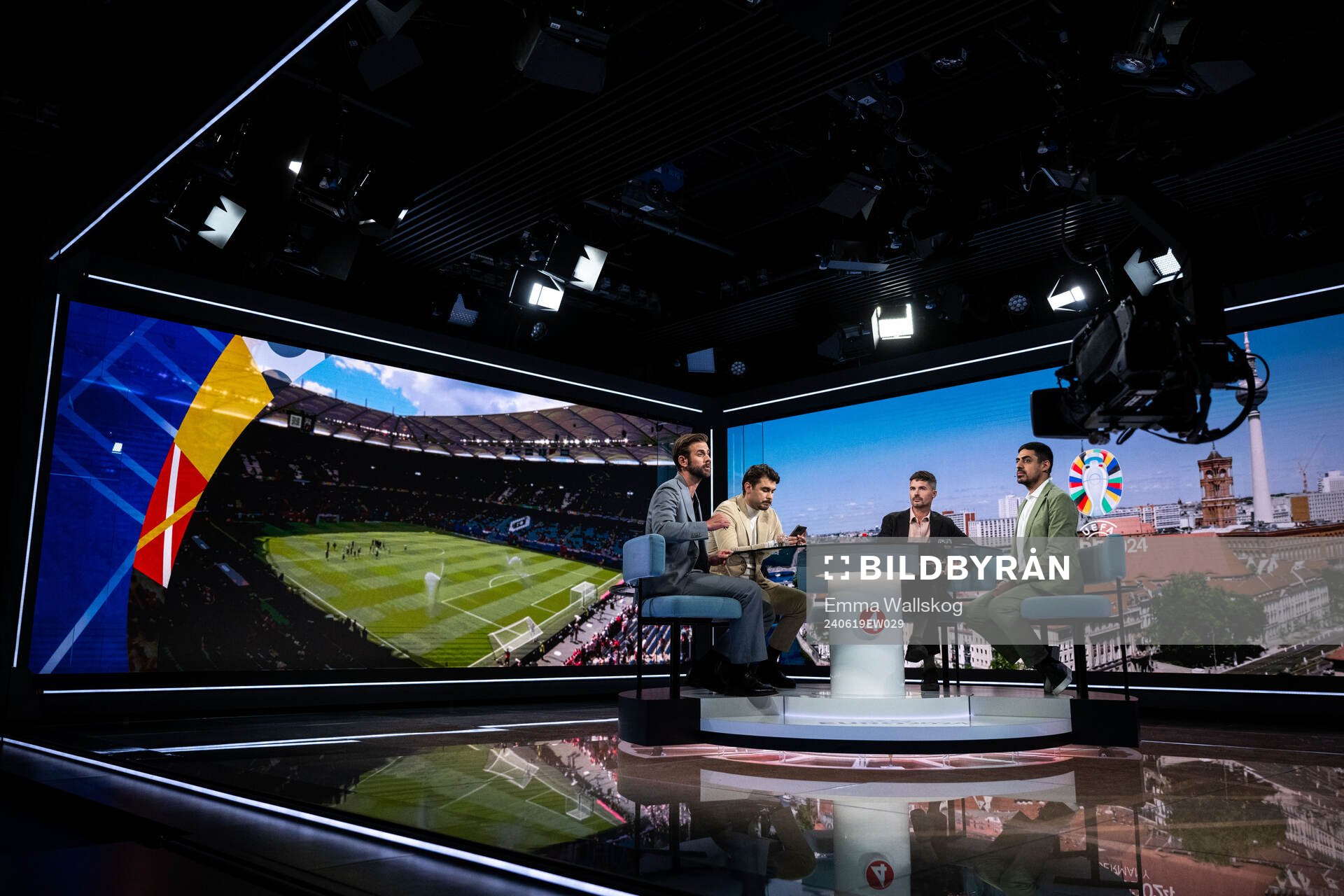 Programledare Pär Lernström tillsammans med experter Astrit Ajdarevic, Mikael Lustig och Siavoush Fallahi under EM-sändningen hos TV4 den 19 juni 2024 i Stockholm.