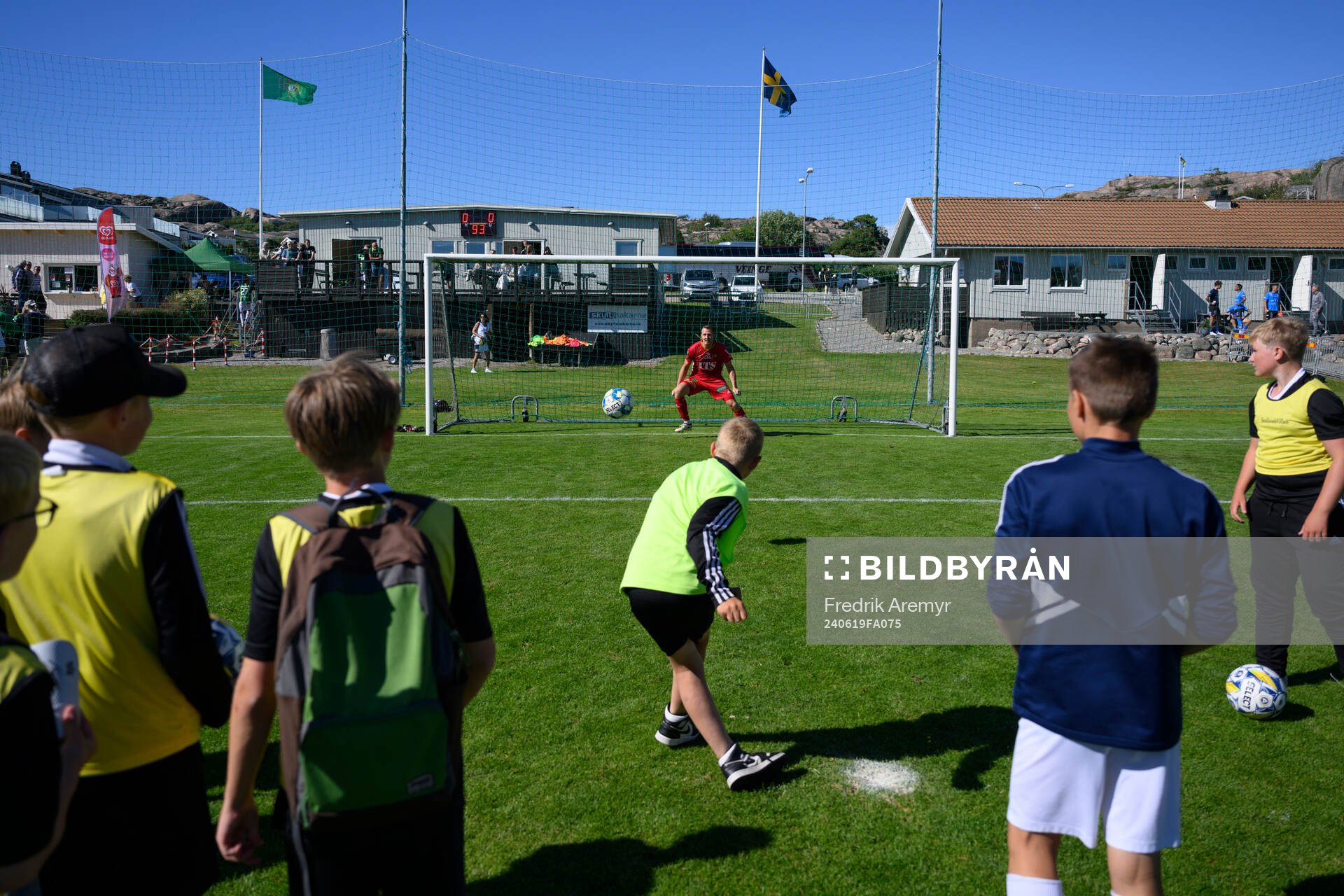 GAIS Målvakt Erik Krantz ställer upp på straffar efter träningsmatchen i fotboll mellan GAIS och Halmstad den 19 juni 2024 i Göteborg. 