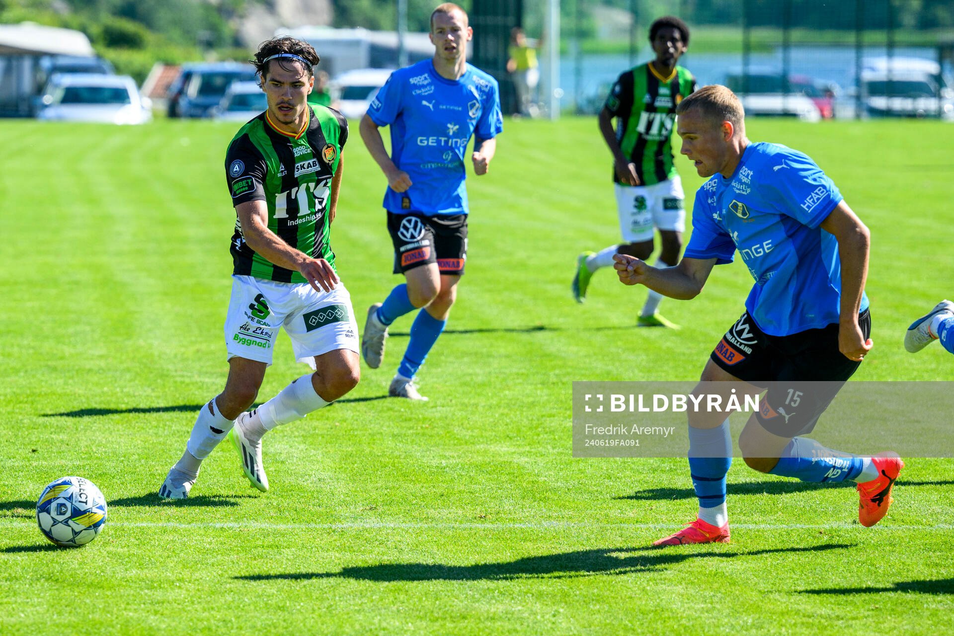 GAIS William Milovanovic och Halmstads Gustav Friberg under träningsmatchen i fotboll mellan GAIS och Halmstad den 19 juni 2024 i Göteborg.