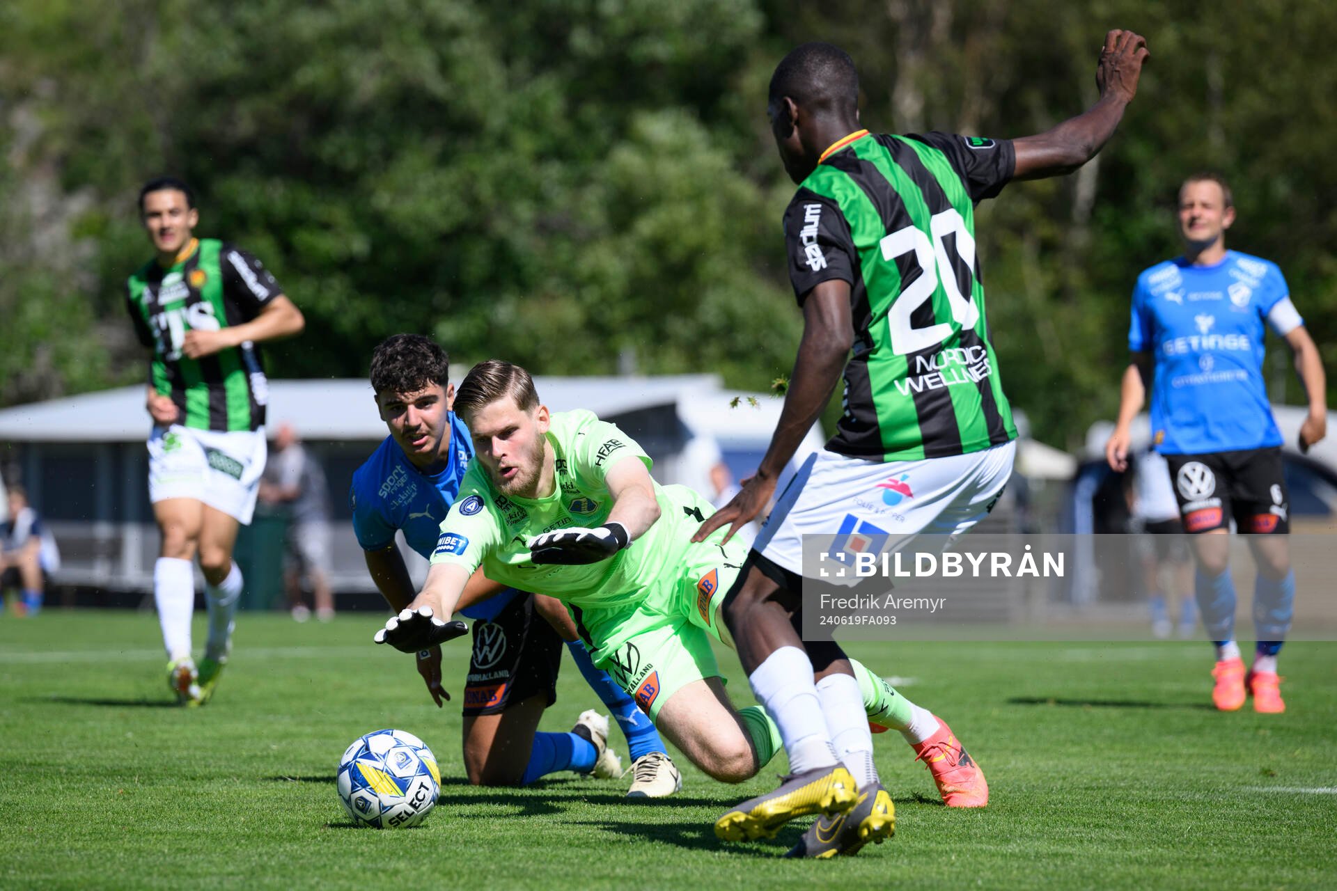 Halmstads målvakt Tim Rönning räddar en målchans från