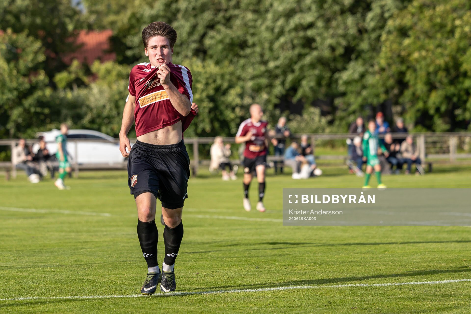 Galtabäcks Vidar Rydell jublar efter 1-0 under fotbollsmatchen i div 3 Sydvästra Götaland mellan Galtabäck och Vinberg den 19 juni 2024 i Varberg.