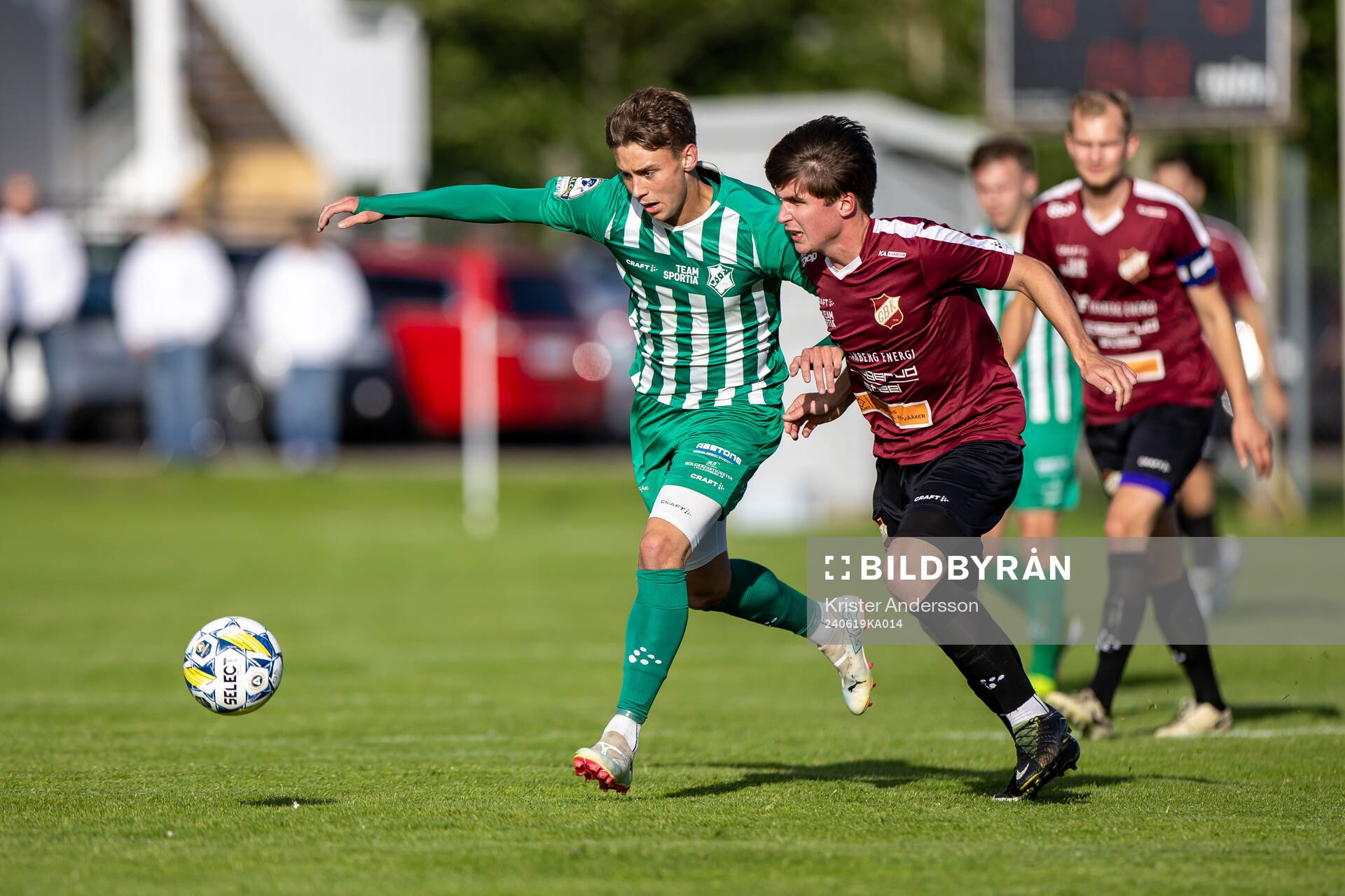 Vinbergs Fabian Johnsson och Galtabäcks Vidar Rydell under fotbollsmatchen i div 3 Sydvästra Götaland mellan Galtabäck och Vinberg den 19 juni 2024 i Varberg.