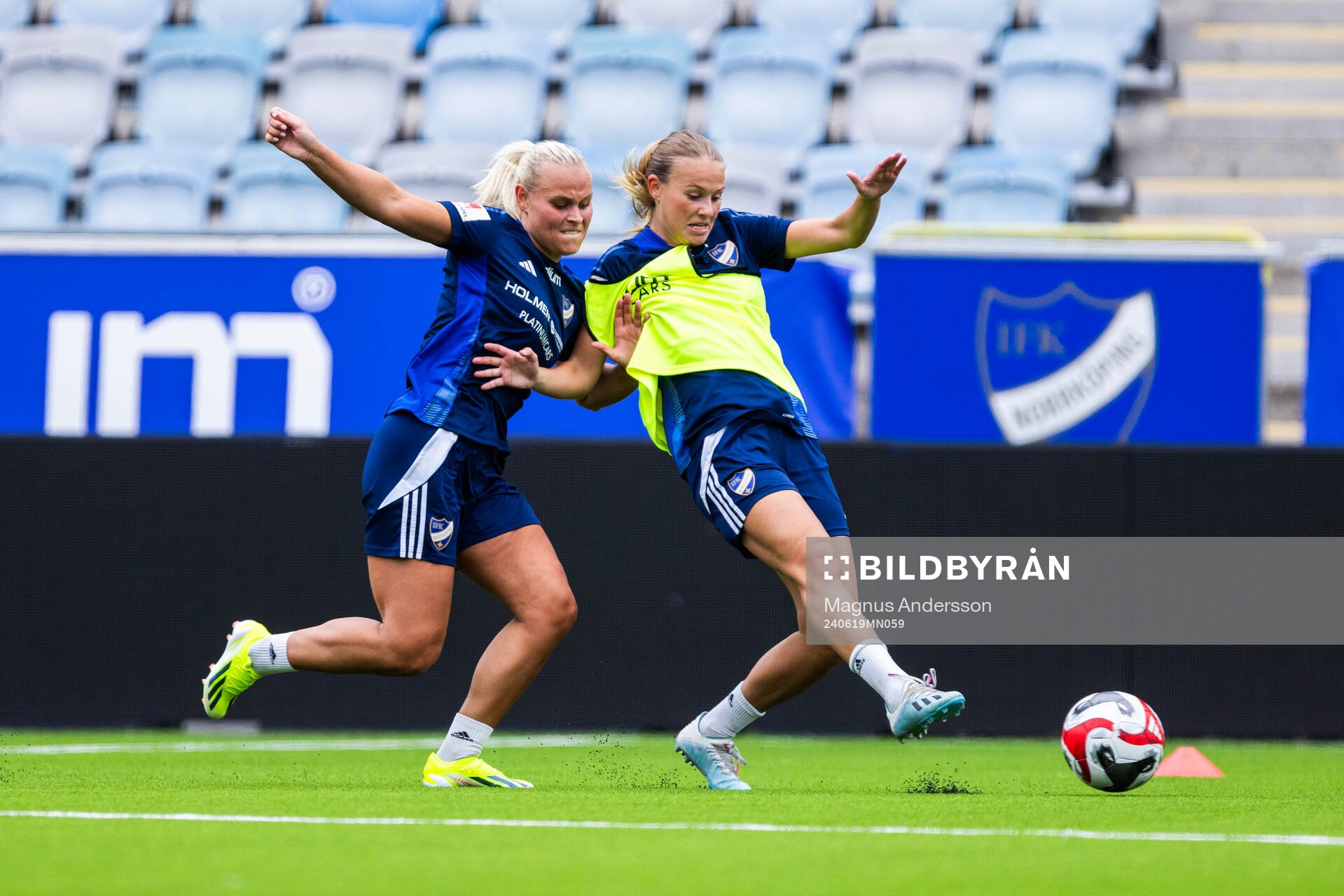 IFK Norrköpings Molly Wiklander och Elsa Burvall   under en träning med IFK Norrköping den 19 juni 2024 i Norrköping. 