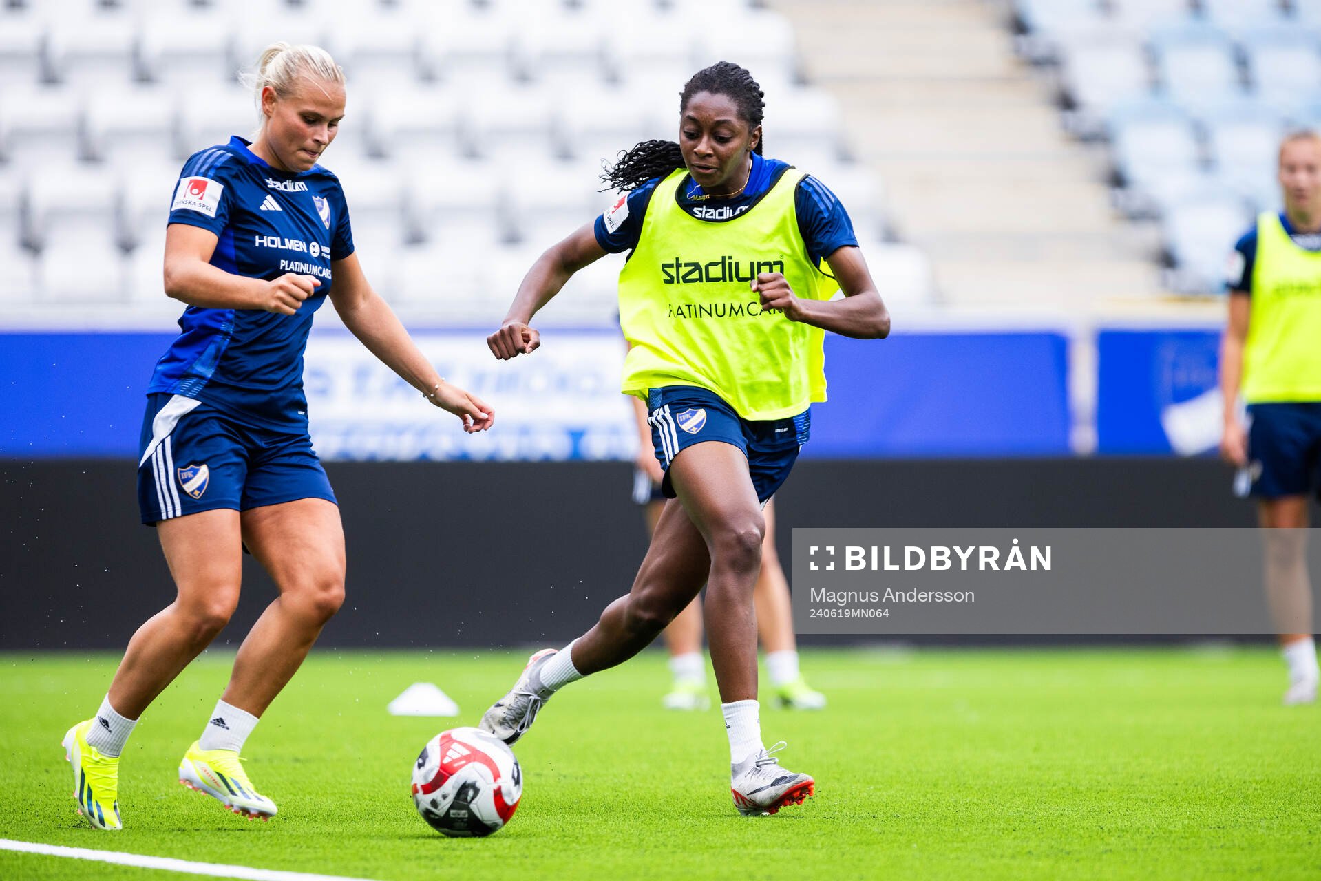 IFK Norrköpings Molly Wiklander och Maya Aliyah Antoine under en träning med IFK Norrköping den 19 juni 2024 i Norrköping. 
