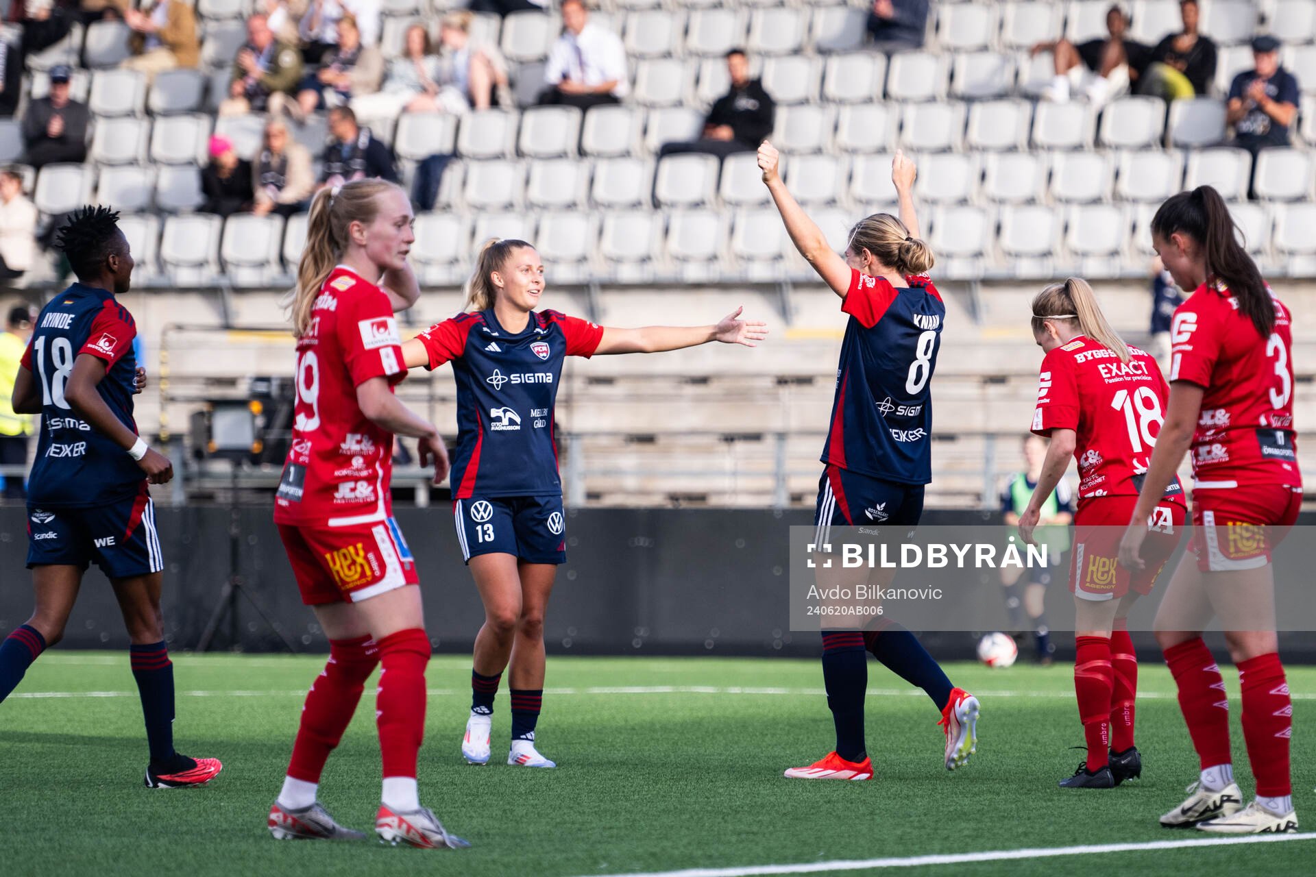 FC Rosengårds Rebecca Knaak jublar med Olivia Holdt