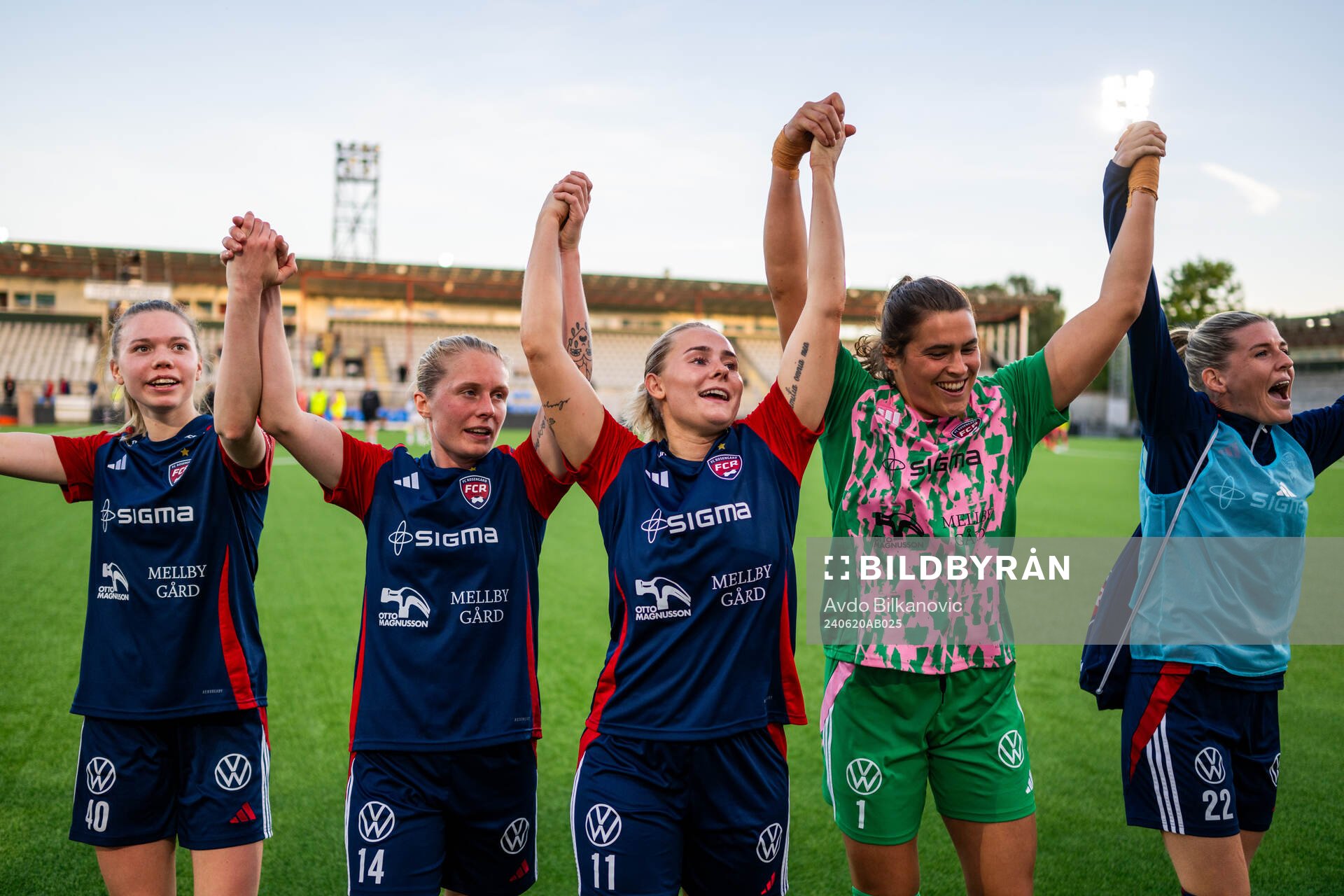 FC Rosengårds Bea Sprung, Emilia Larsson, Emma Jansson, målvakt Eartha Cumings och Olivia Schough jublar efter slutsignalen under fotbollsmatchen i Damallsvenskan mellan FC Rosengård och KIF Örebro den 20 juni 2024 i Malmö.