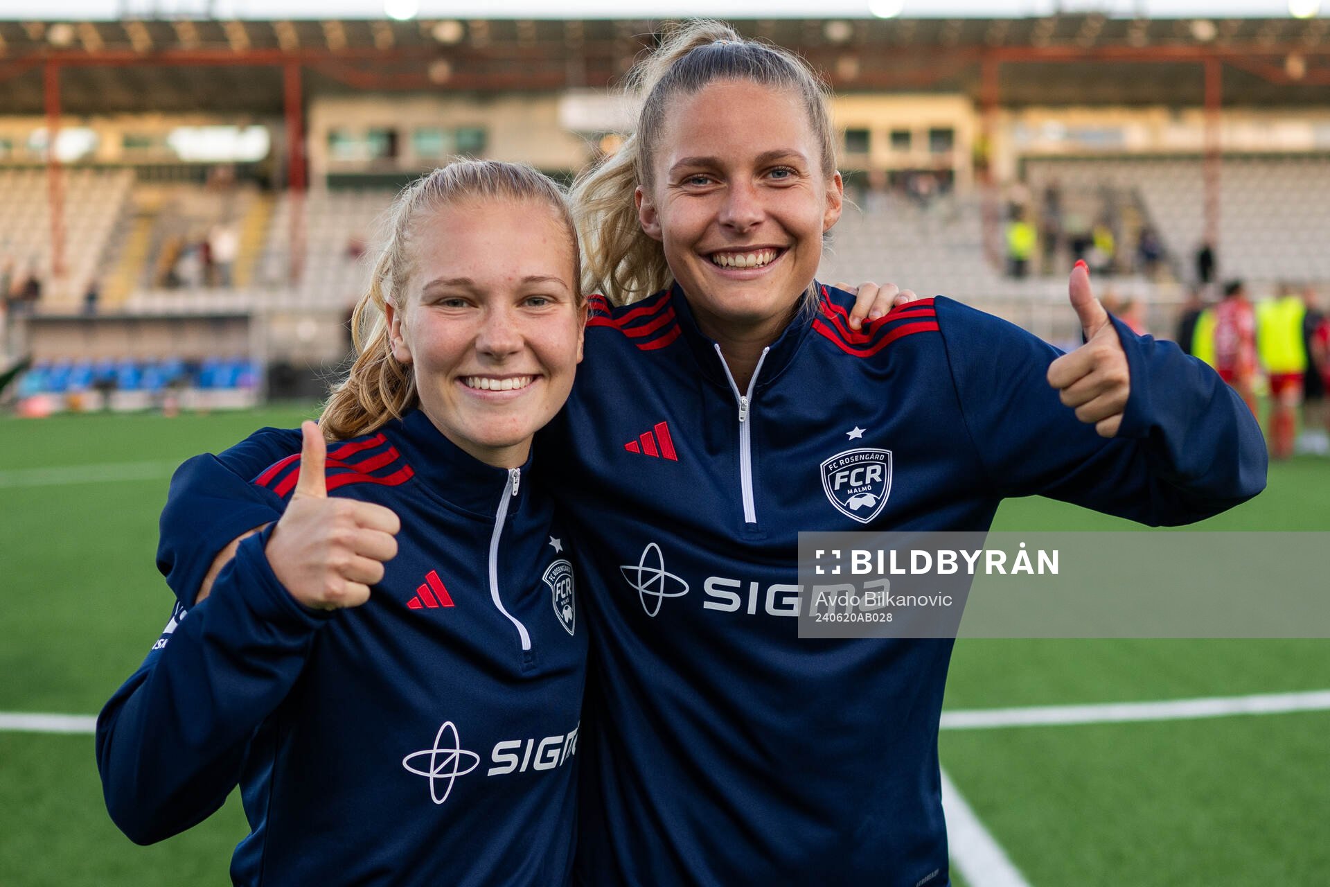 FC Rosengårds Sofie Bruun Bredgaard och Olivia Holdt jublar