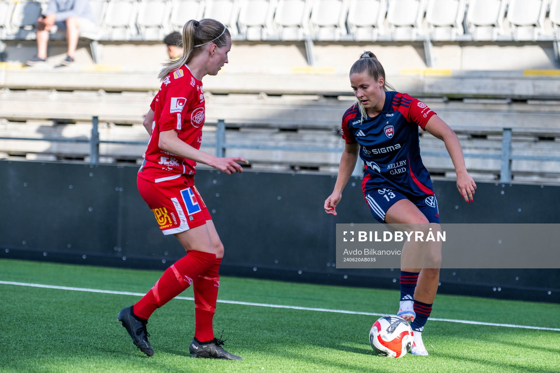 FC Rosengårds Olivia Holdt och KIF Örebros Beatrice Gärds