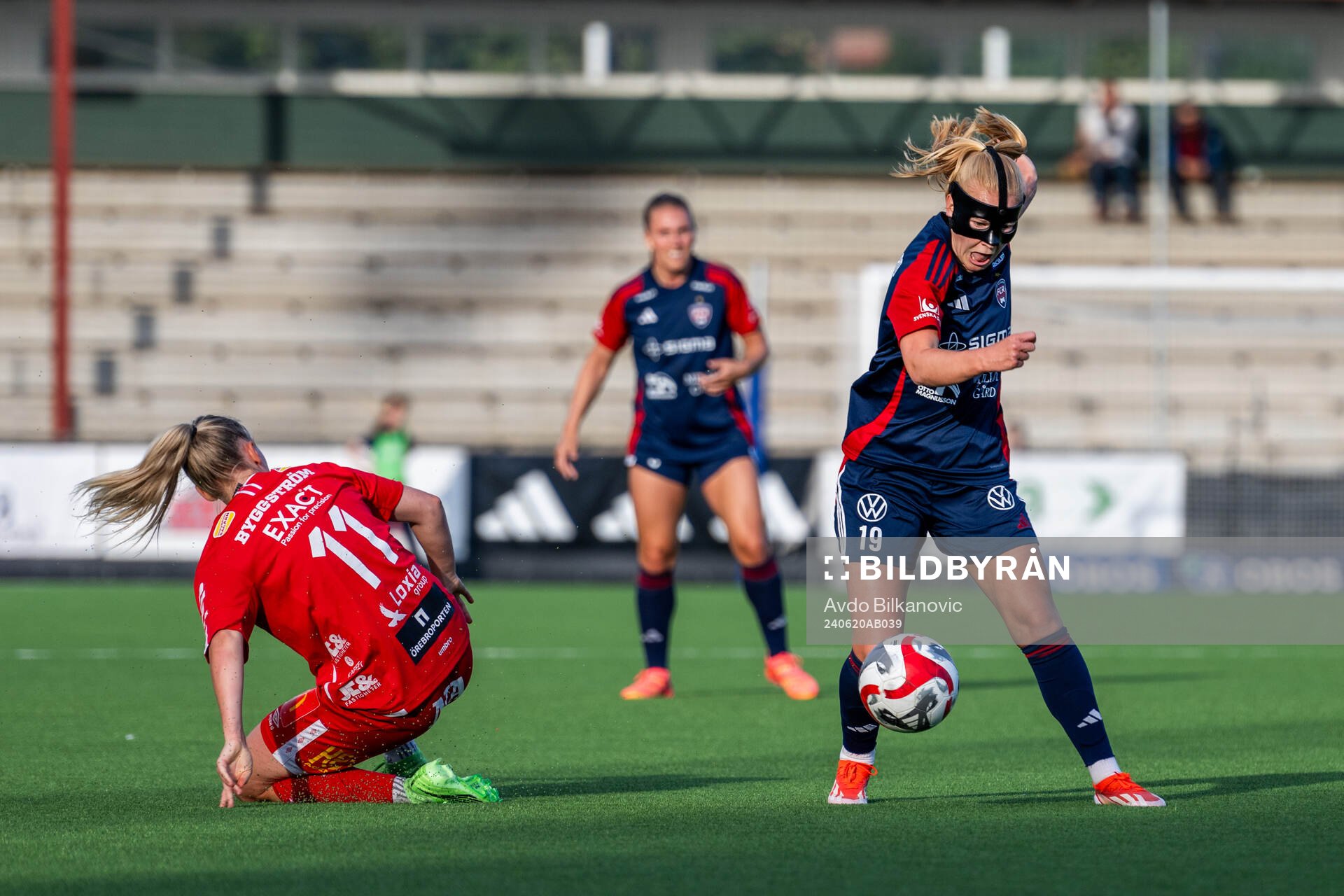 FC Rosengårds Sofie Bruun Bredgaard och KIF Örebros Molly Johansson under fotbollsmatchen i Damallsvenskan mellan FC Rosengård och KIF Örebro den 20 juni 2024 i Malmö.