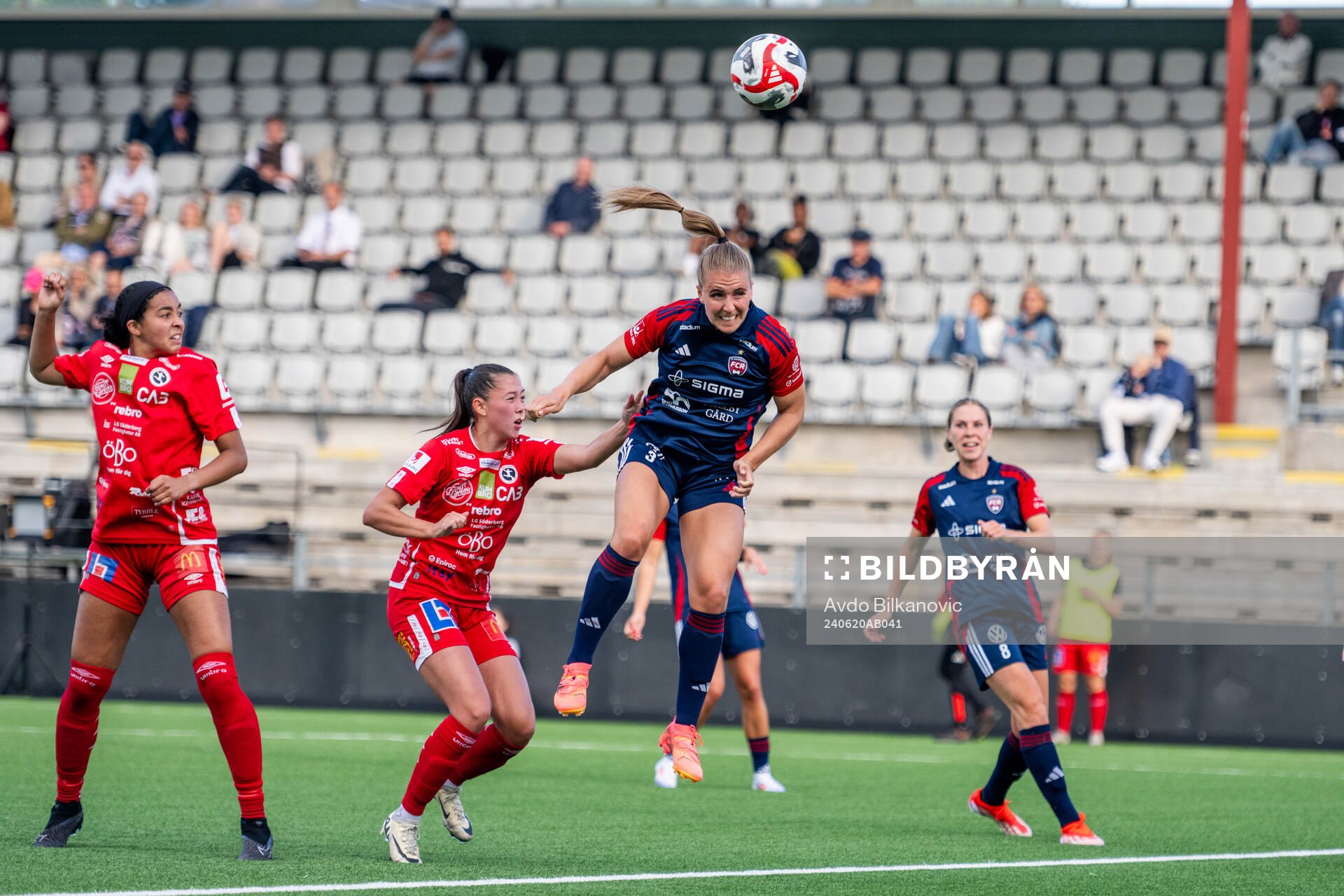 FC Rosengårds Gudrun Arnardottir nickar in målet