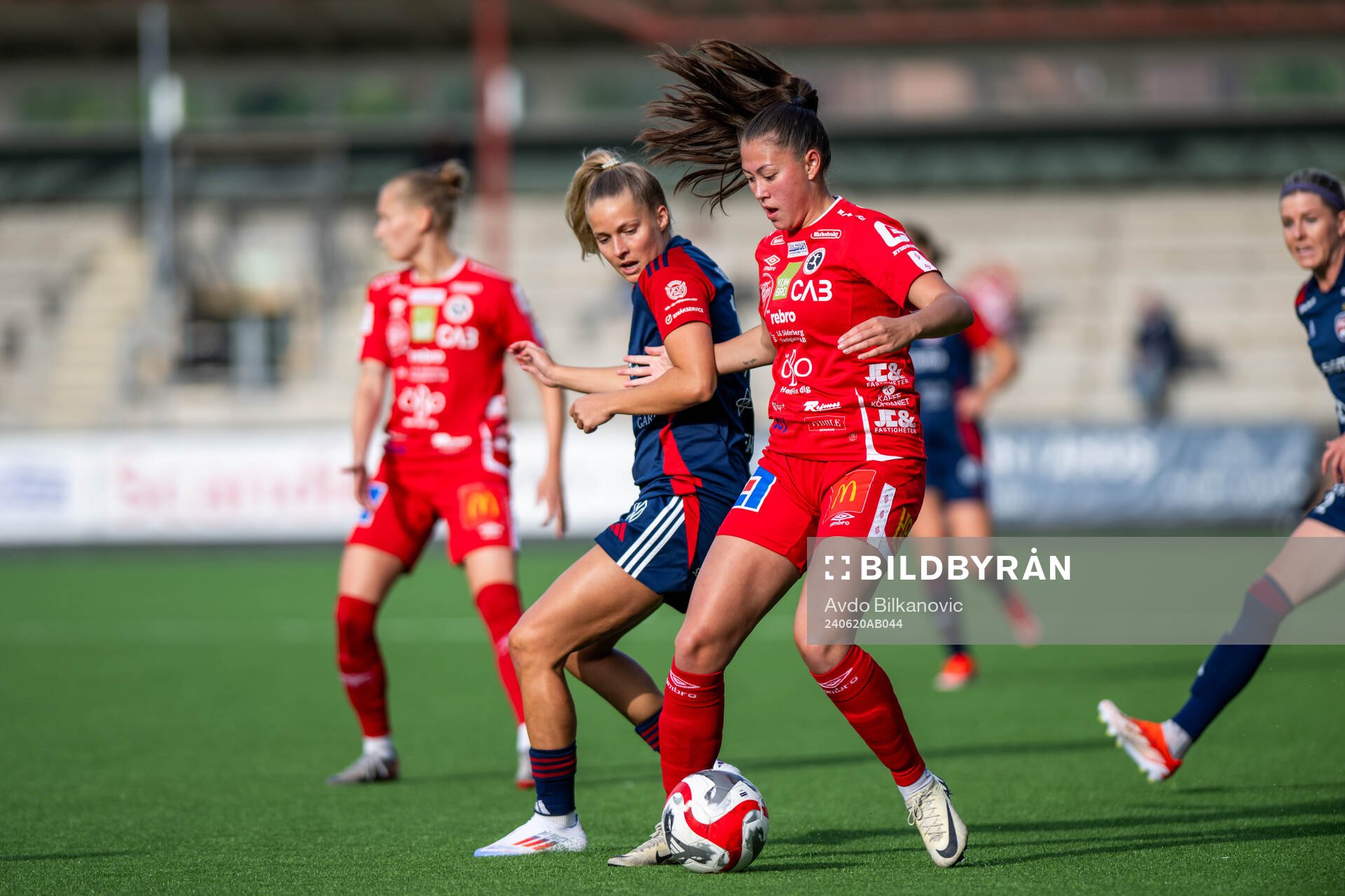 FC Rosengårds Olivia Holdt och KIF Örebros Áslaug Dora