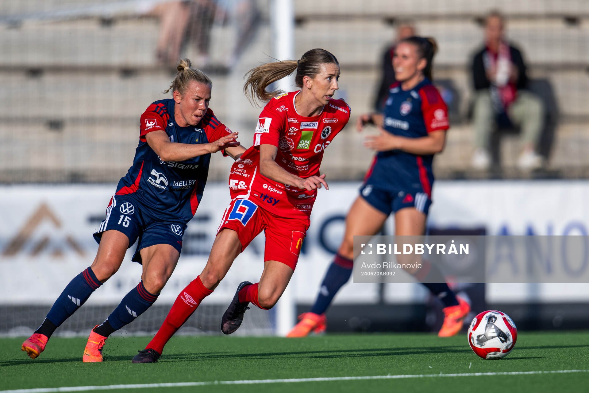 FC Rosengårds Jessica Wik jagar KIF Örebros Wilma Öhman