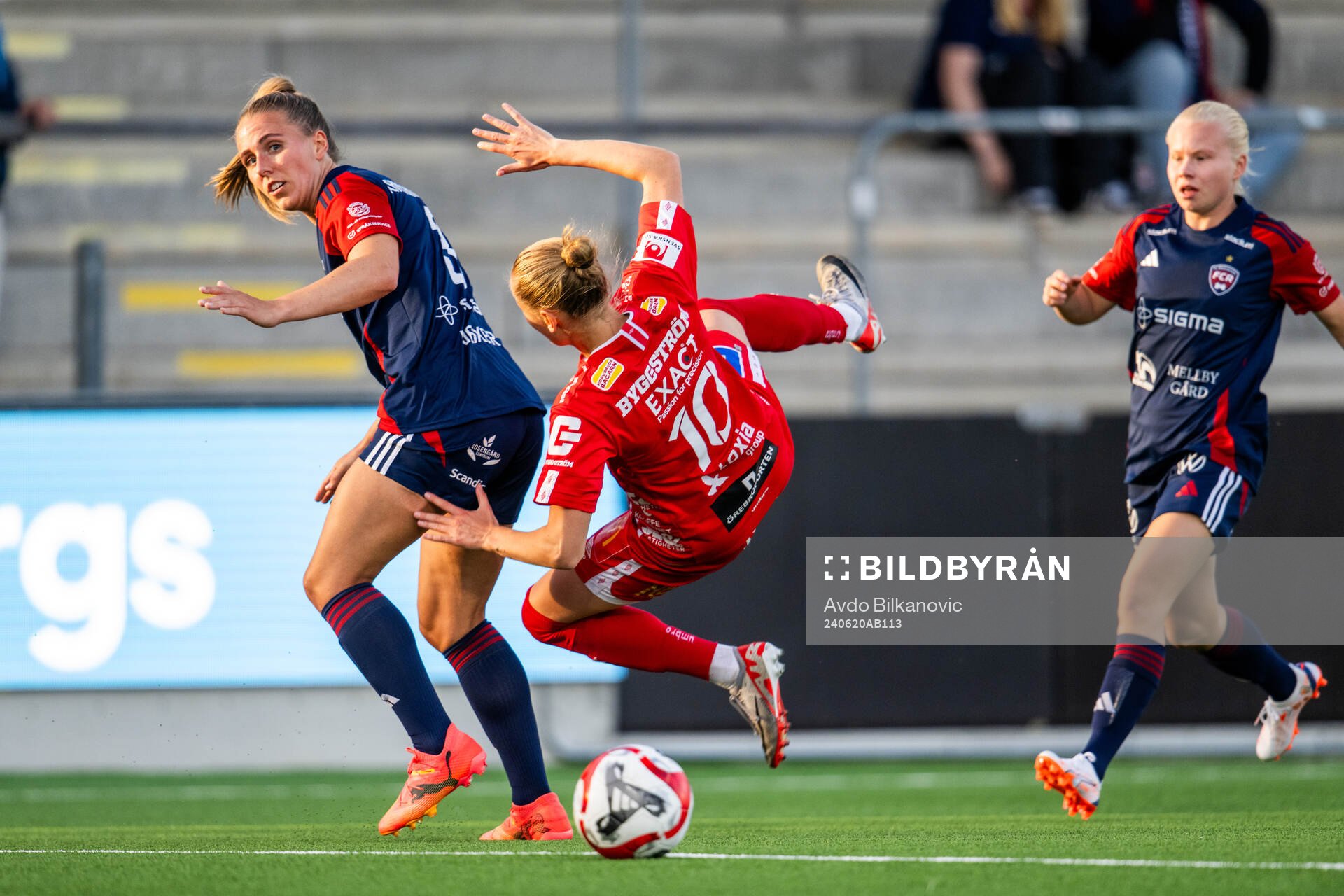 FC Rosengårds Gudrun Arnardottir stoppar KIF Örebros Nora