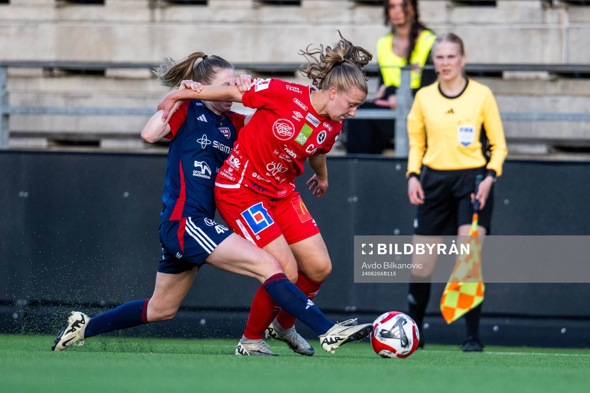 FC Rosengårds Bea Sprung och KIF Örebros Inka Sarjanoja under fotbollsmatchen i Damallsvenskan mellan FC Rosengård och KIF Örebro den 20 juni 2024 i Malmö.