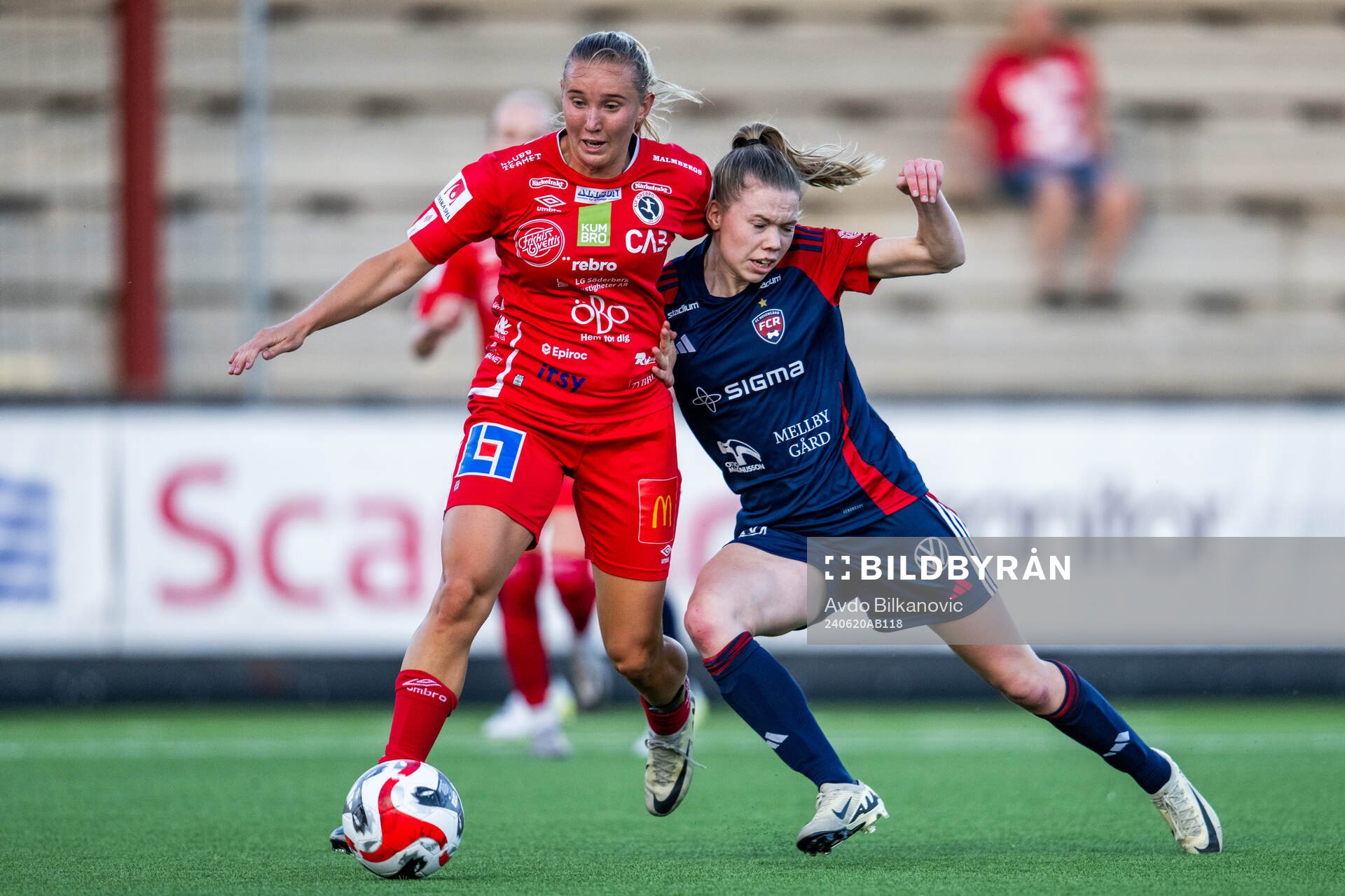 FC Rosengårds Bea Sprung och KIF Örebros Ronja Karlsson Törnborg under fotbollsmatchen i Damallsvenskan mellan FC Rosengård och KIF Örebro den 20 juni 2024 i Malmö.