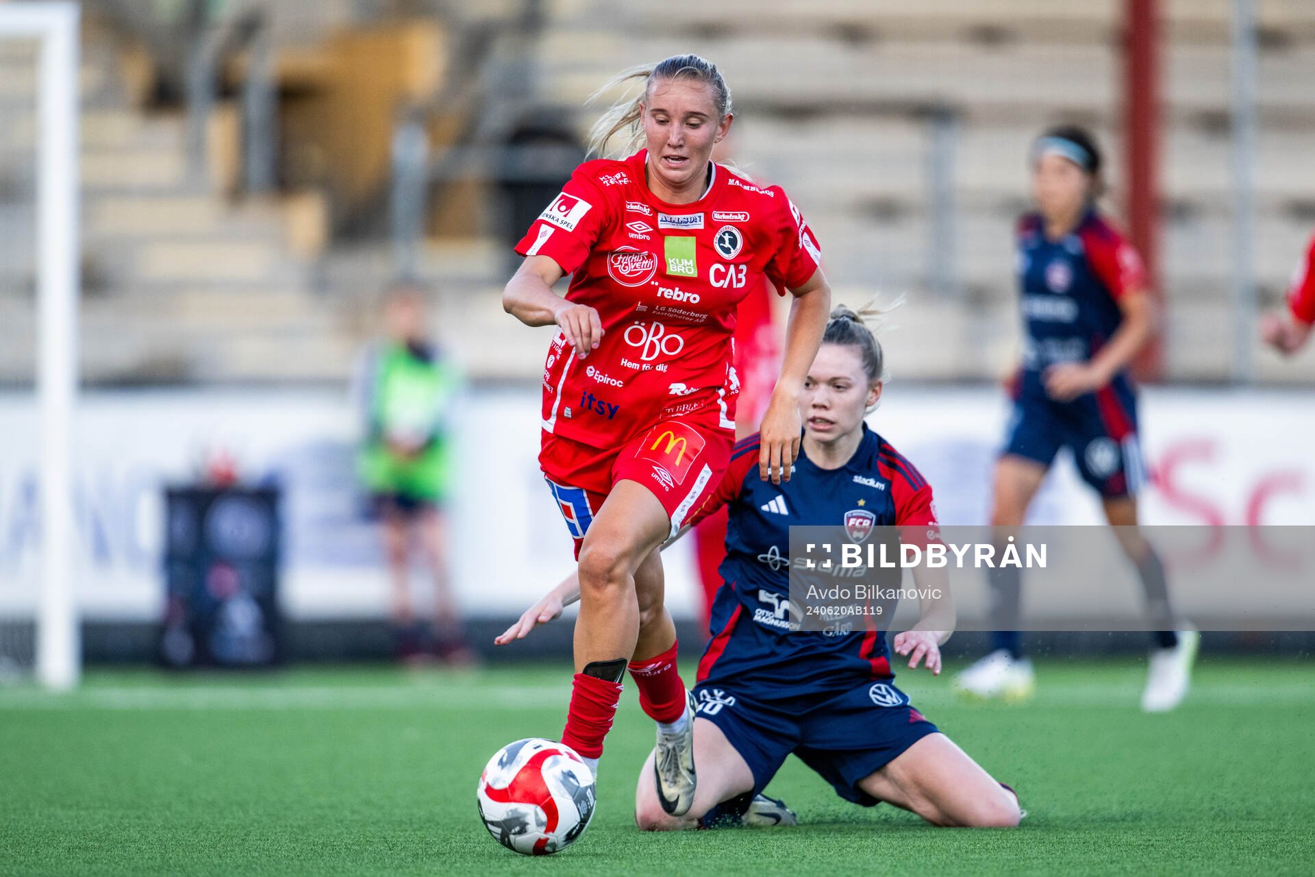 FC Rosengårds Bea Sprung och KIF Örebros Ronja Karlsson