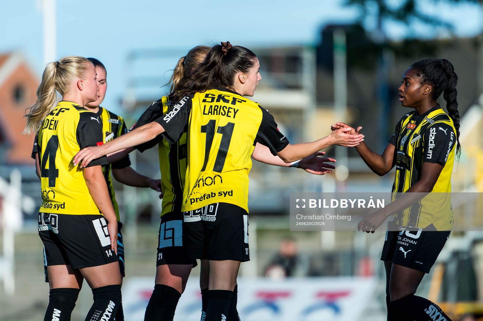 Häckens Clarissa Larisey jublar med lagkamrater