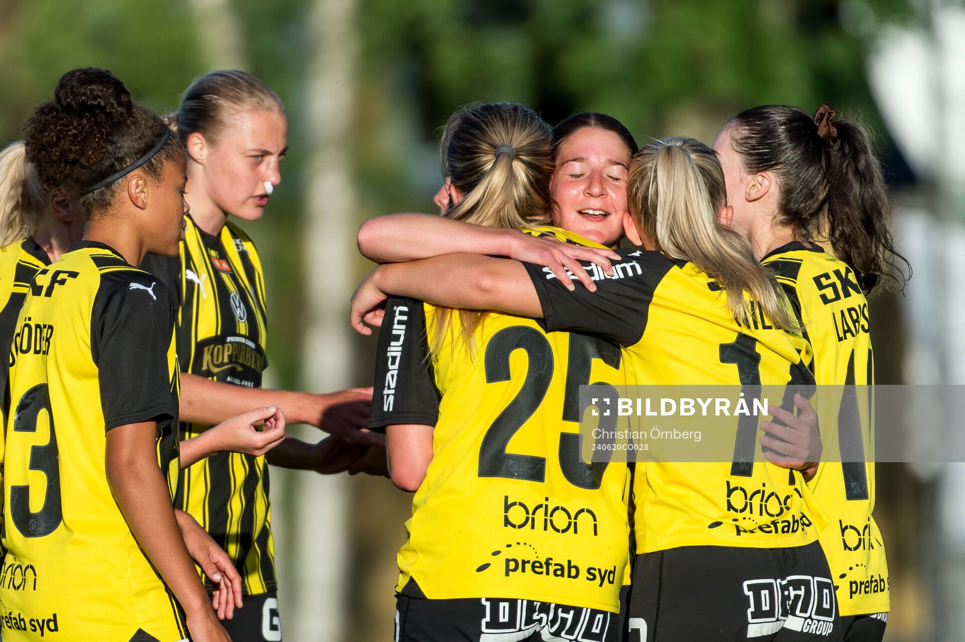Häckens Ruby Grant jublar med lagkamrater