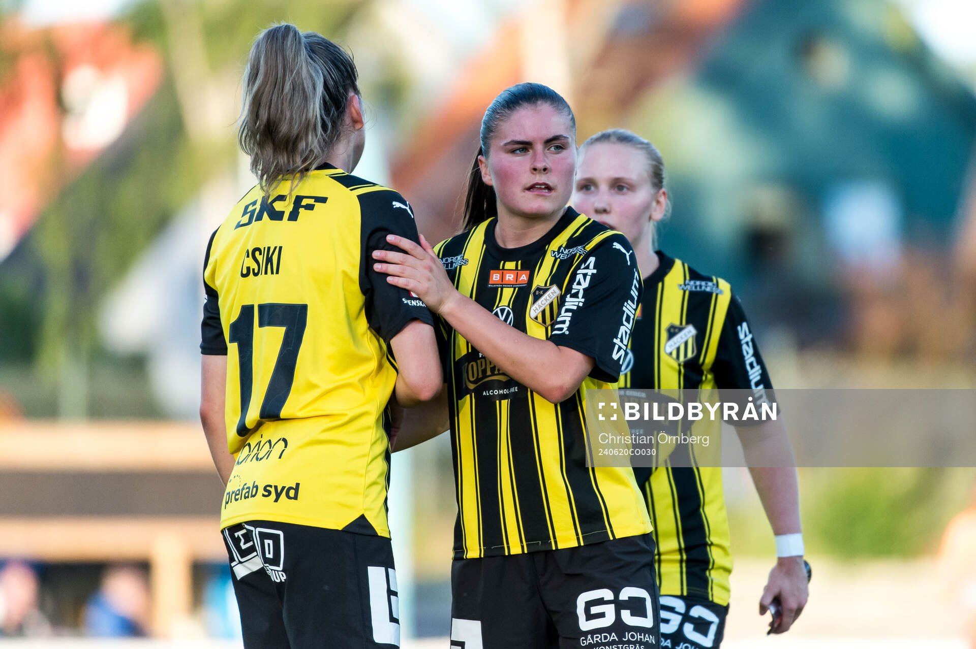 Häckens Anna Julia Csiki och Hanna Wijk jublar