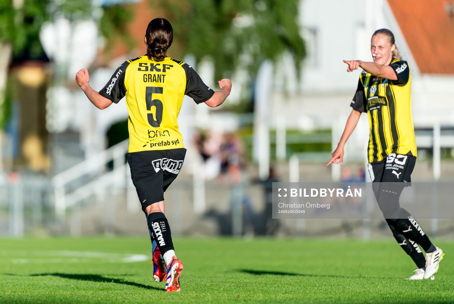 Häckens Ruby Grant och Elma Junttila Nelhage jublar