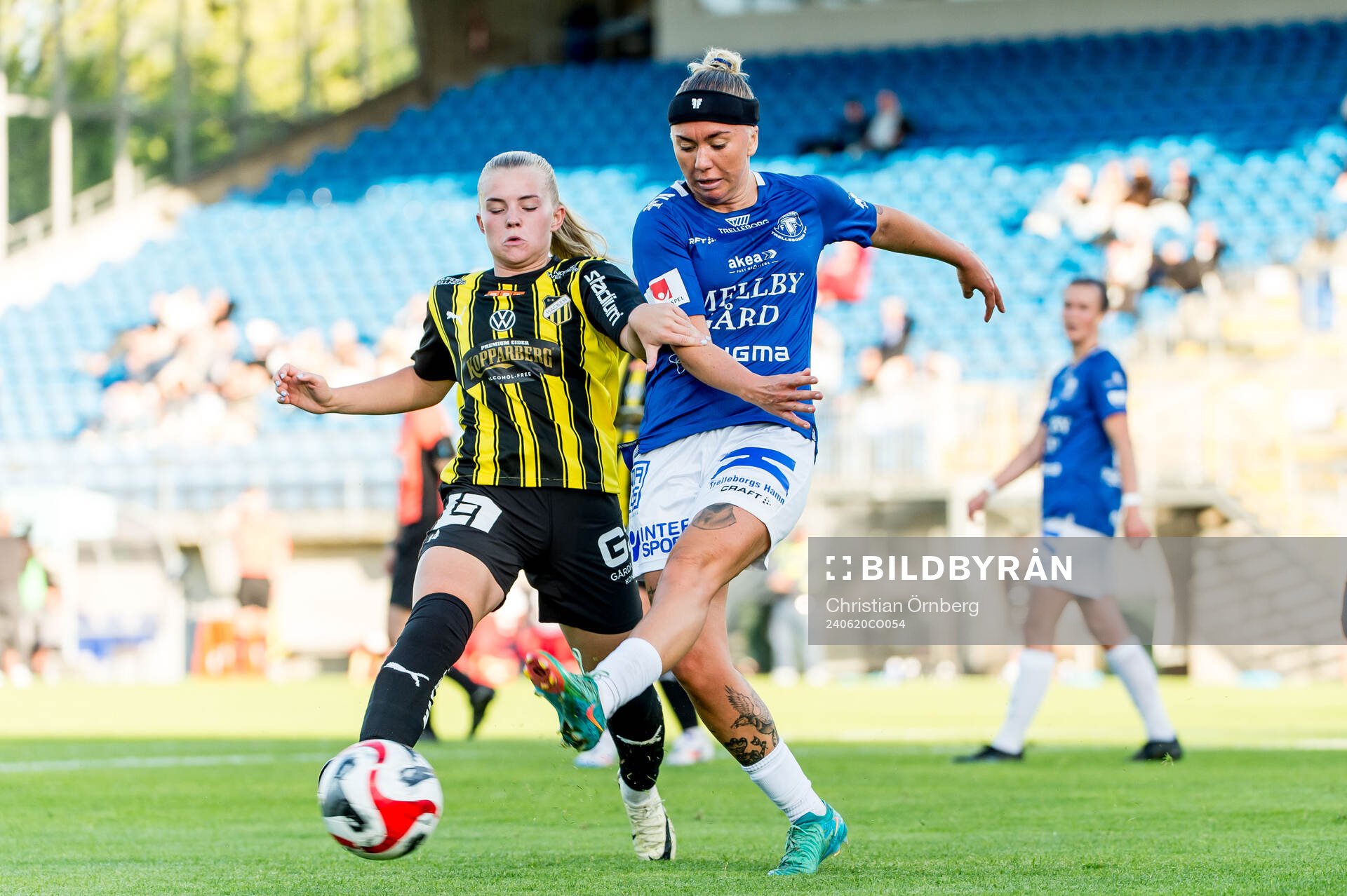 Häckens Matilda Nildén och Trelleborgs Linnea Prambrant under fotbollsmatchen i Damallsvenskan mellan Trelleborg och Häcken den 20 juni 2024 i Trelleborg.