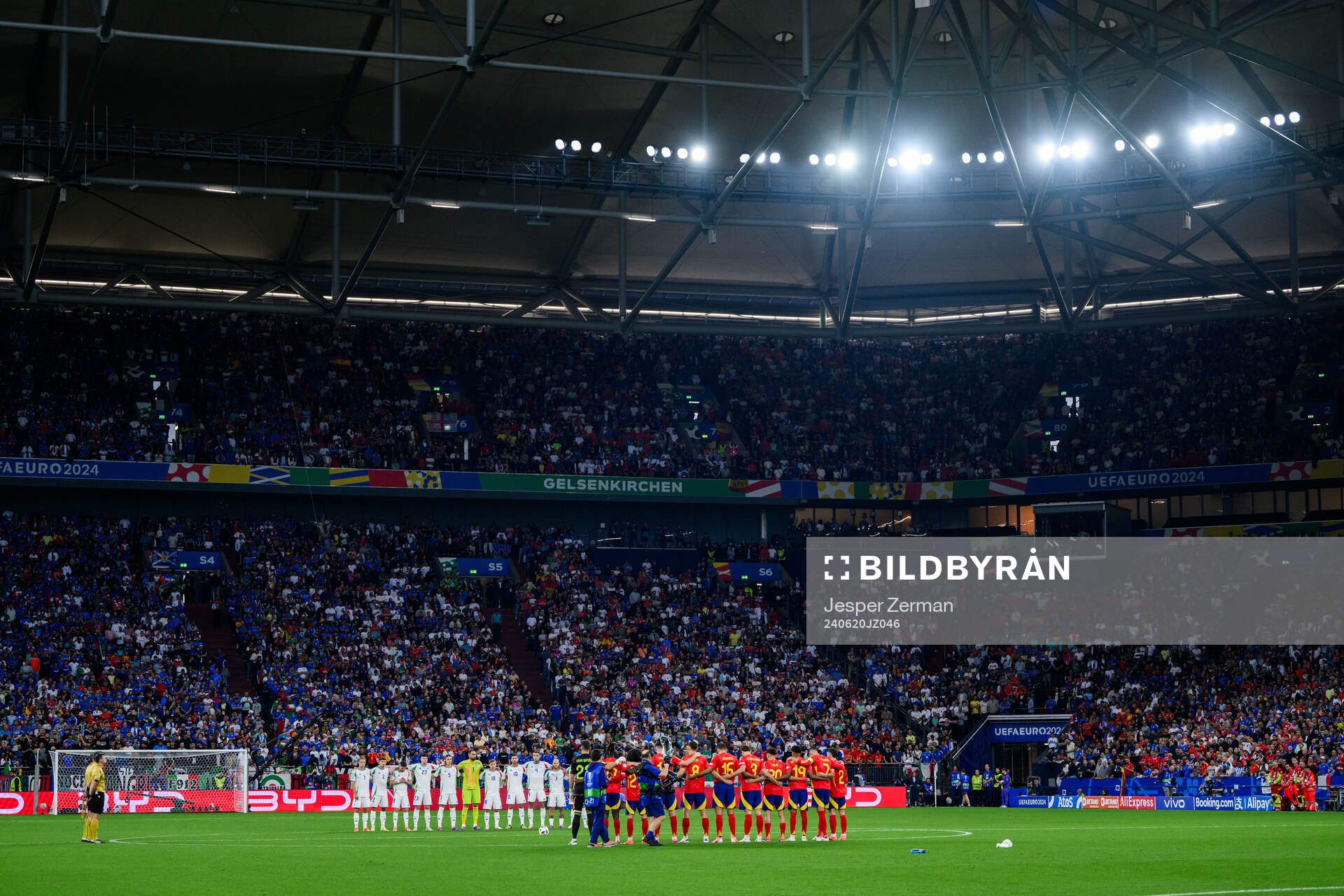 Players of Italy and of Spain honouring the memory of